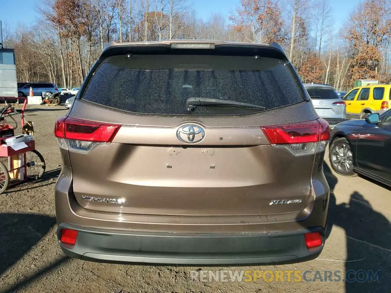 6 Photograph of a damaged car 5TDJZRFH9KS937456 TOYOTA HIGHLANDER 2019