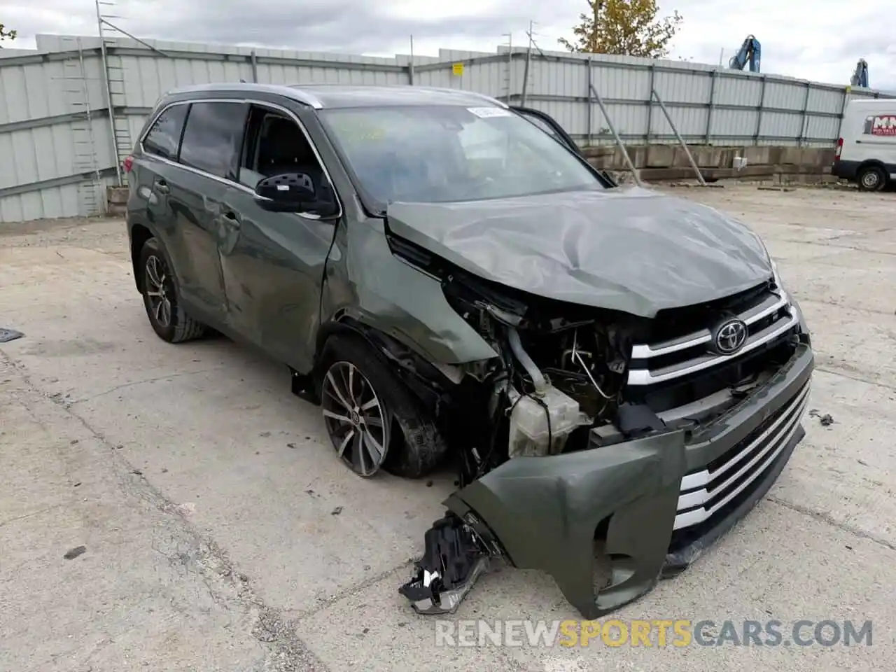 1 Photograph of a damaged car 5TDJZRFH9KS942186 TOYOTA HIGHLANDER 2019