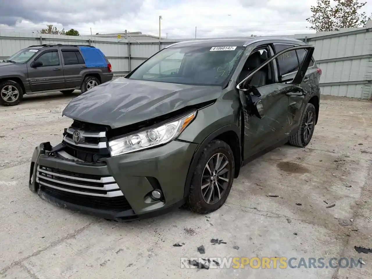 2 Photograph of a damaged car 5TDJZRFH9KS942186 TOYOTA HIGHLANDER 2019