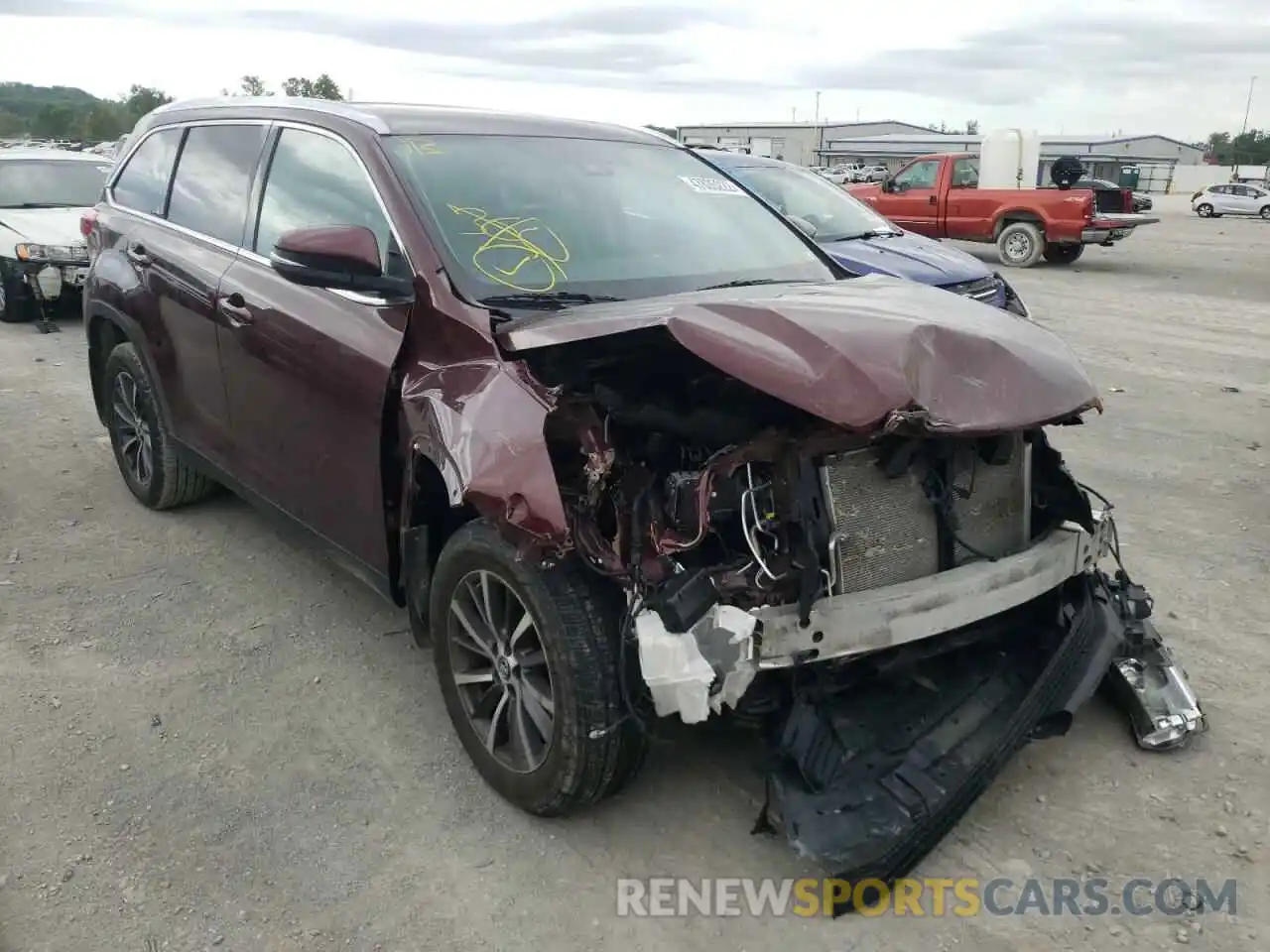 1 Photograph of a damaged car 5TDJZRFH9KS960946 TOYOTA HIGHLANDER 2019