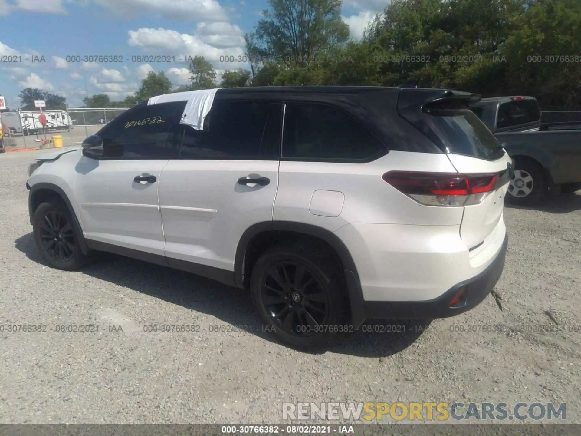 3 Photograph of a damaged car 5TDJZRFH9KS963409 TOYOTA HIGHLANDER 2019