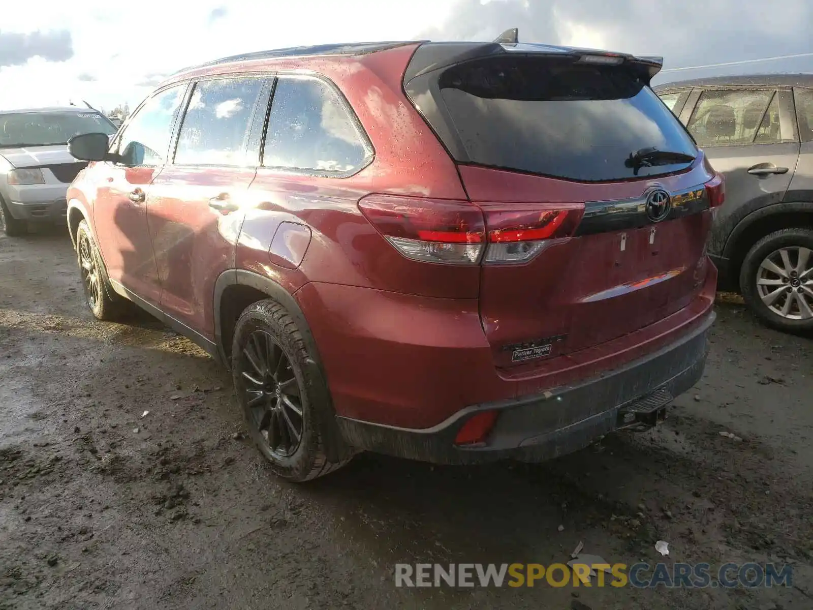 3 Photograph of a damaged car 5TDJZRFH9KS976600 TOYOTA HIGHLANDER 2019