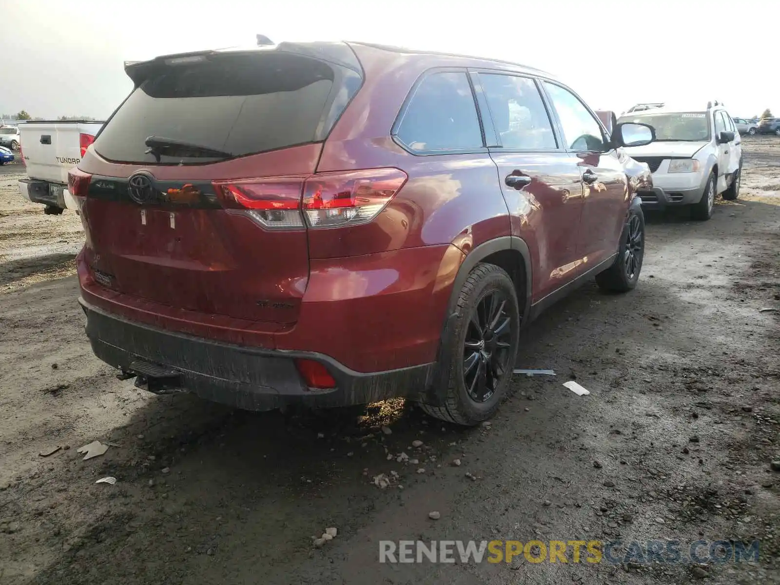 4 Photograph of a damaged car 5TDJZRFH9KS976600 TOYOTA HIGHLANDER 2019