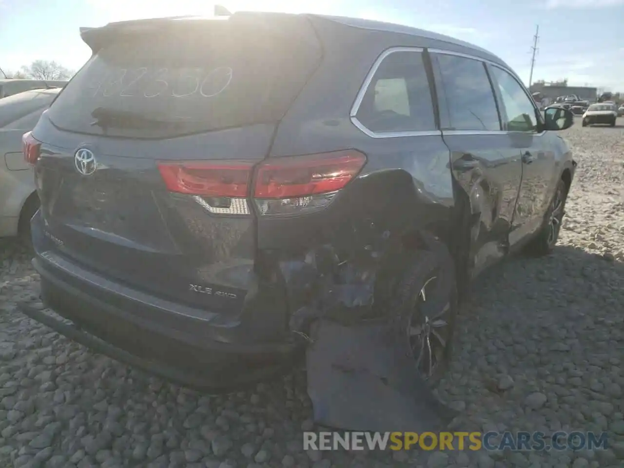 4 Photograph of a damaged car 5TDJZRFH9KS982350 TOYOTA HIGHLANDER 2019