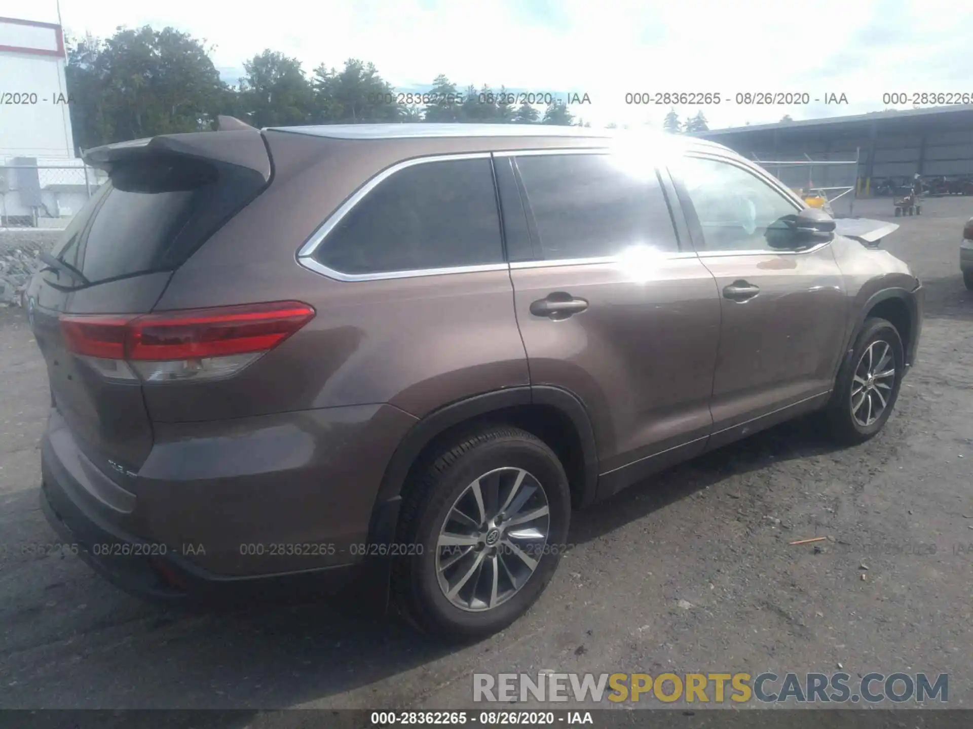 4 Photograph of a damaged car 5TDJZRFH9KS983756 TOYOTA HIGHLANDER 2019