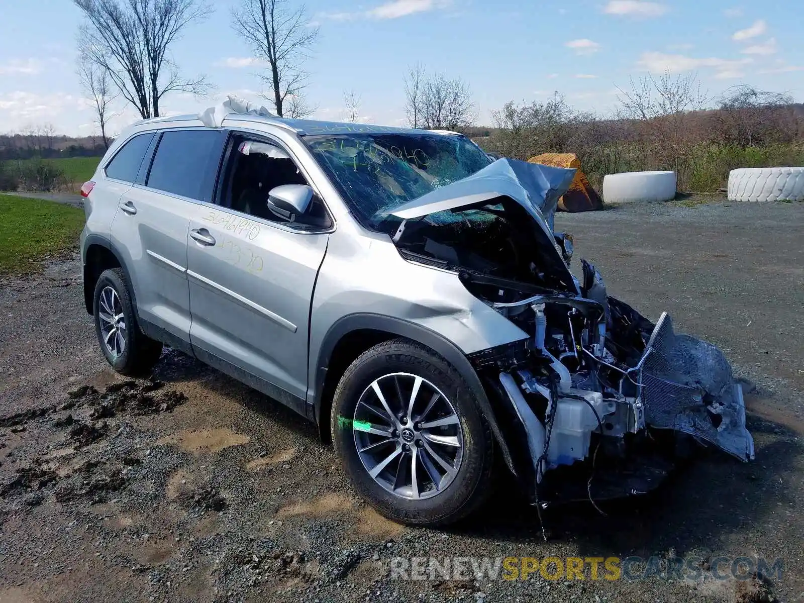 1 Photograph of a damaged car 5TDJZRFH9KS991663 TOYOTA HIGHLANDER 2019