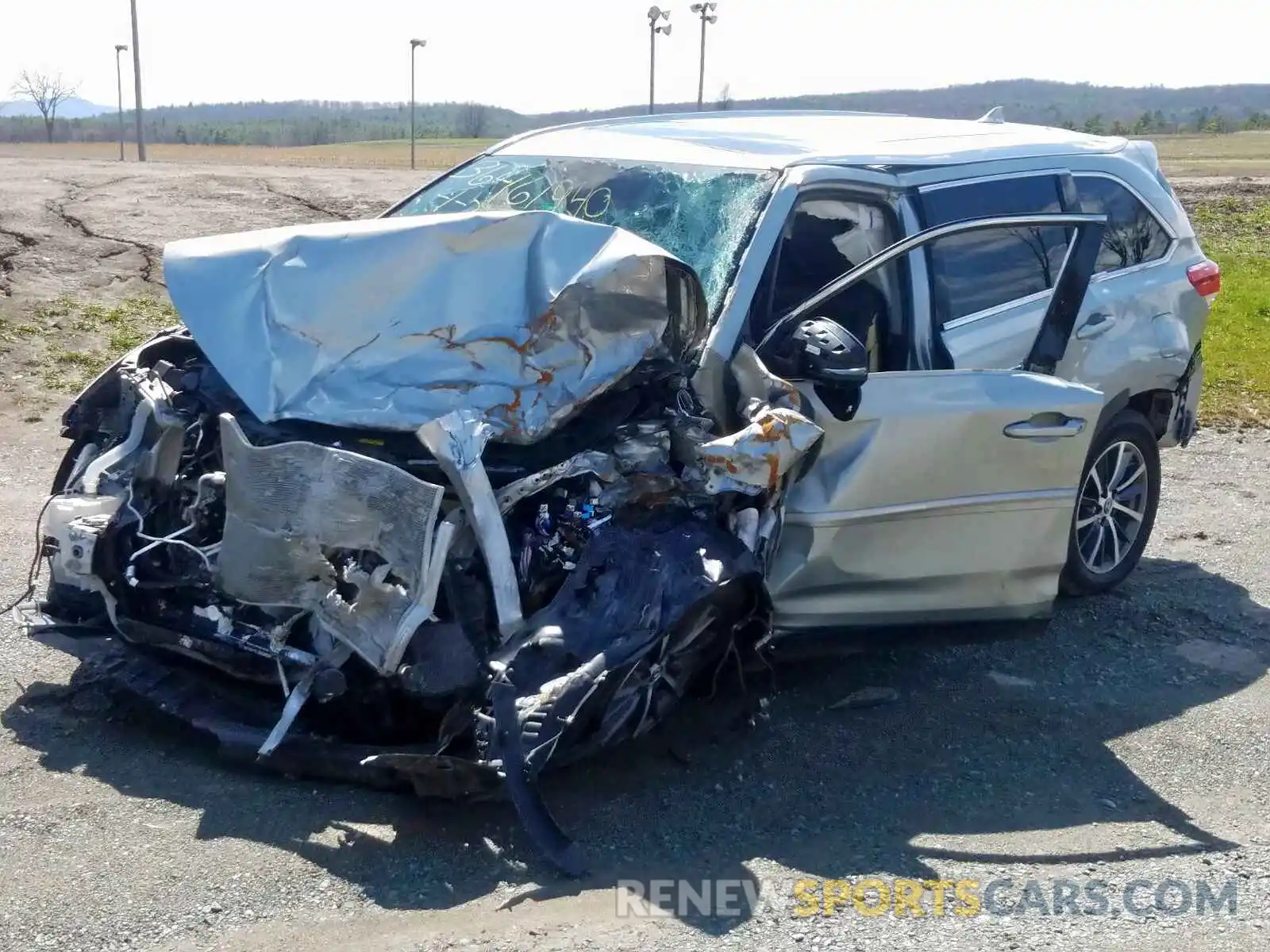 2 Photograph of a damaged car 5TDJZRFH9KS991663 TOYOTA HIGHLANDER 2019