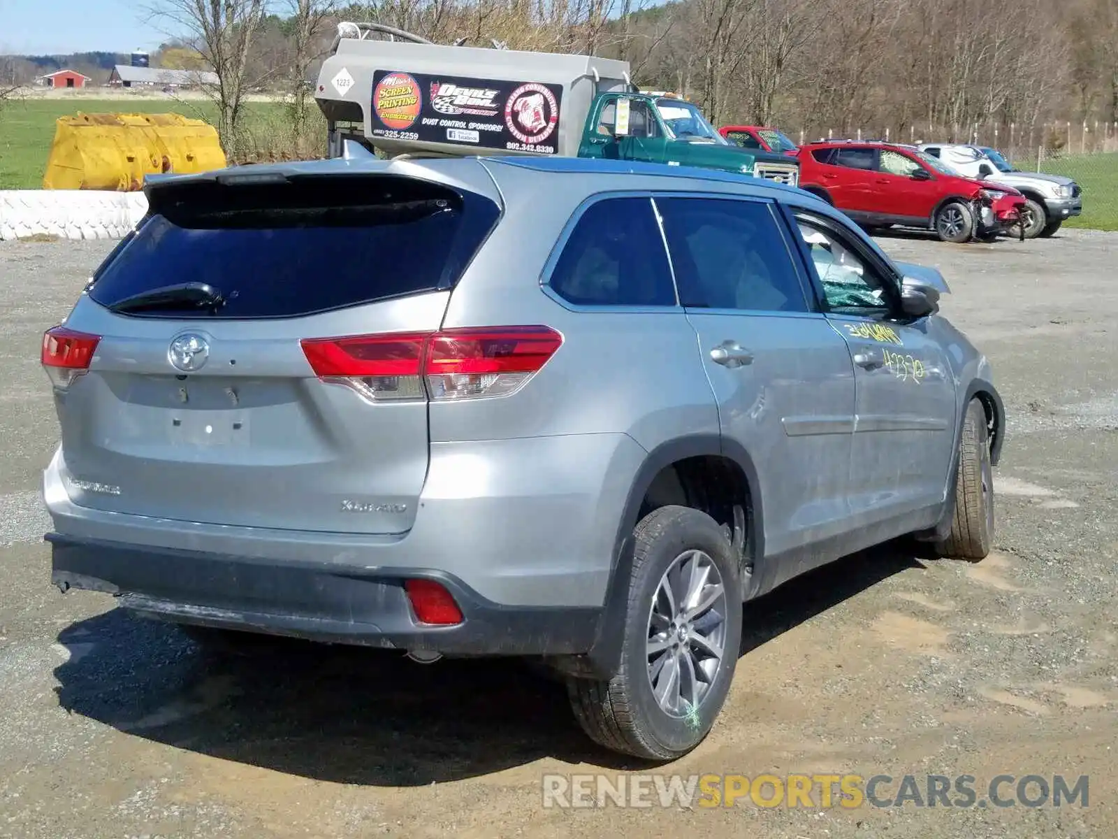 4 Photograph of a damaged car 5TDJZRFH9KS991663 TOYOTA HIGHLANDER 2019