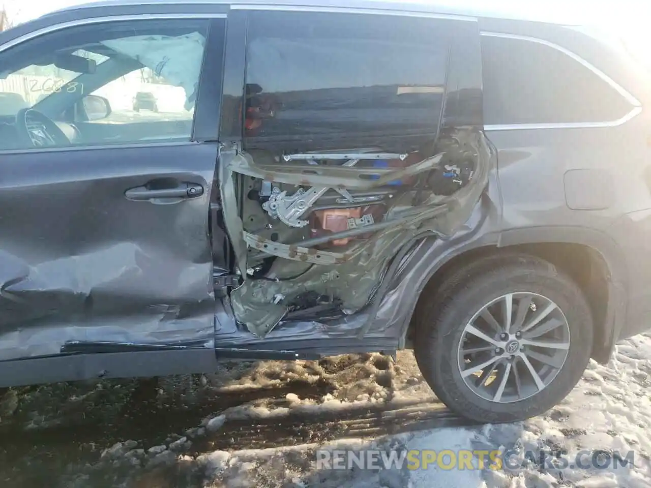 9 Photograph of a damaged car 5TDJZRFH9KS992506 TOYOTA HIGHLANDER 2019