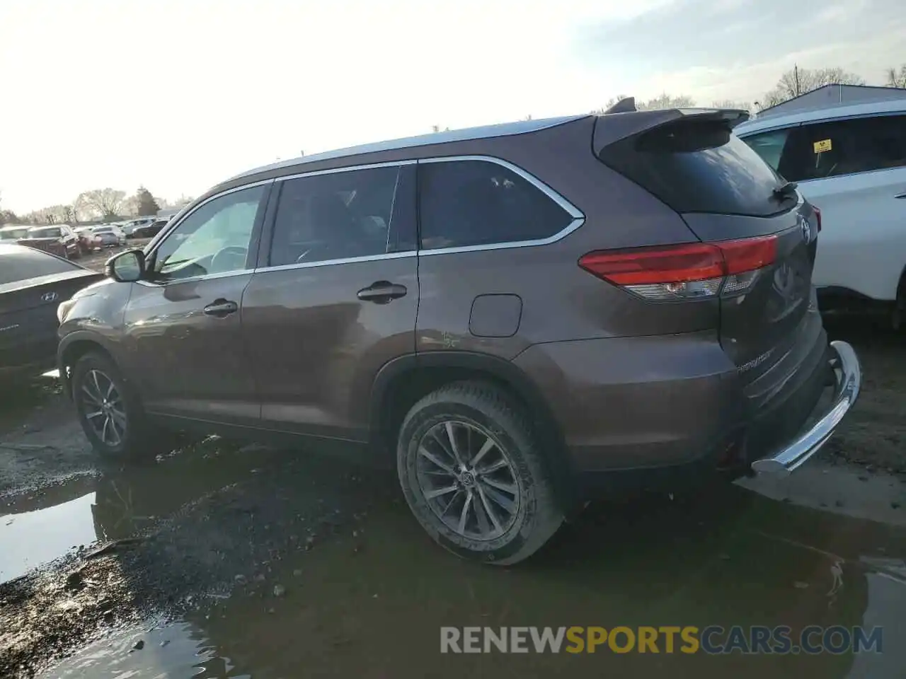 2 Photograph of a damaged car 5TDJZRFH9KS996457 TOYOTA HIGHLANDER 2019