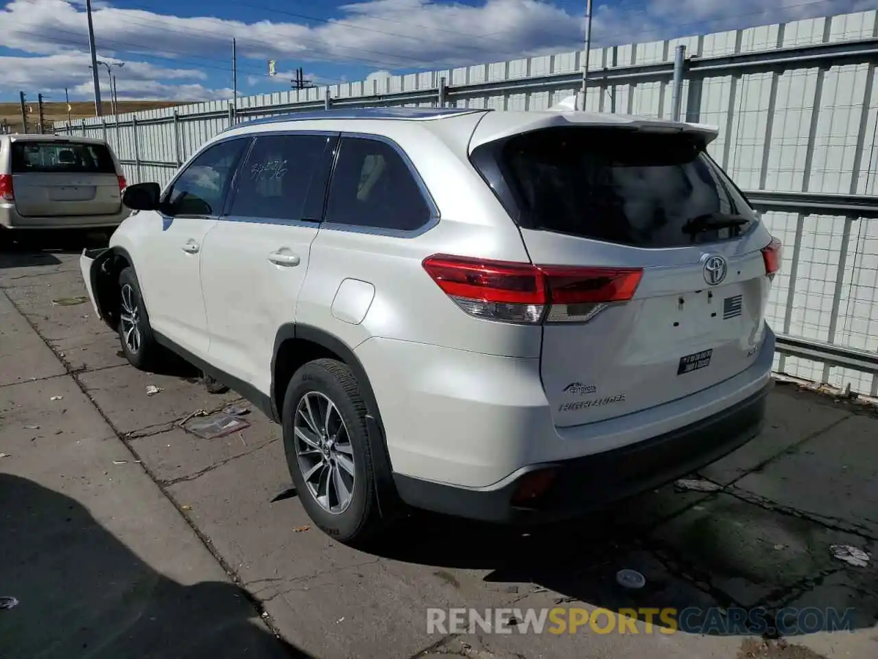 3 Photograph of a damaged car 5TDJZRFHXKS562578 TOYOTA HIGHLANDER 2019