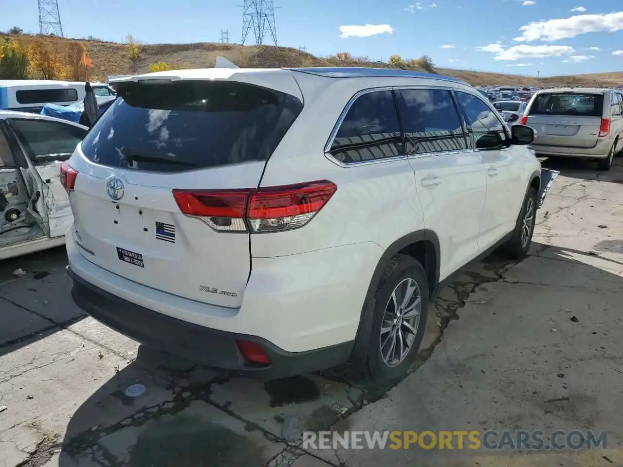 4 Photograph of a damaged car 5TDJZRFHXKS562578 TOYOTA HIGHLANDER 2019