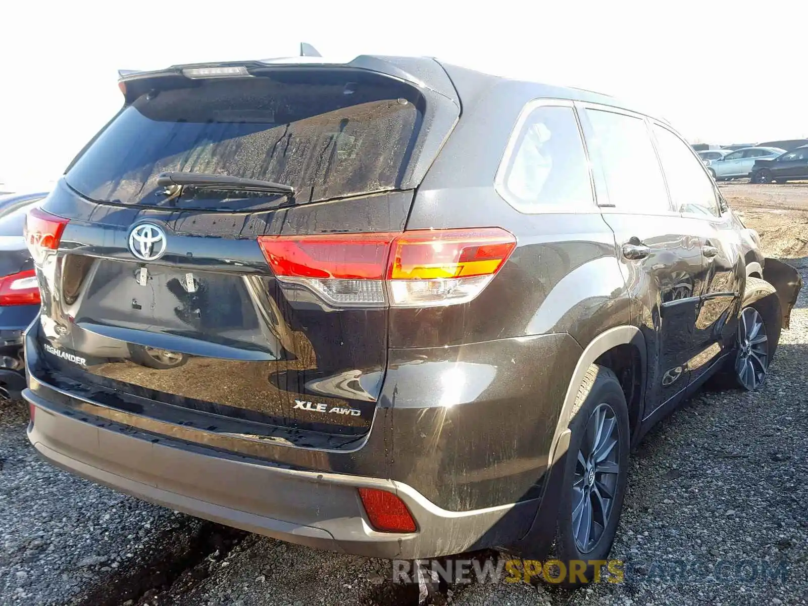 4 Photograph of a damaged car 5TDJZRFHXKS565402 TOYOTA HIGHLANDER 2019