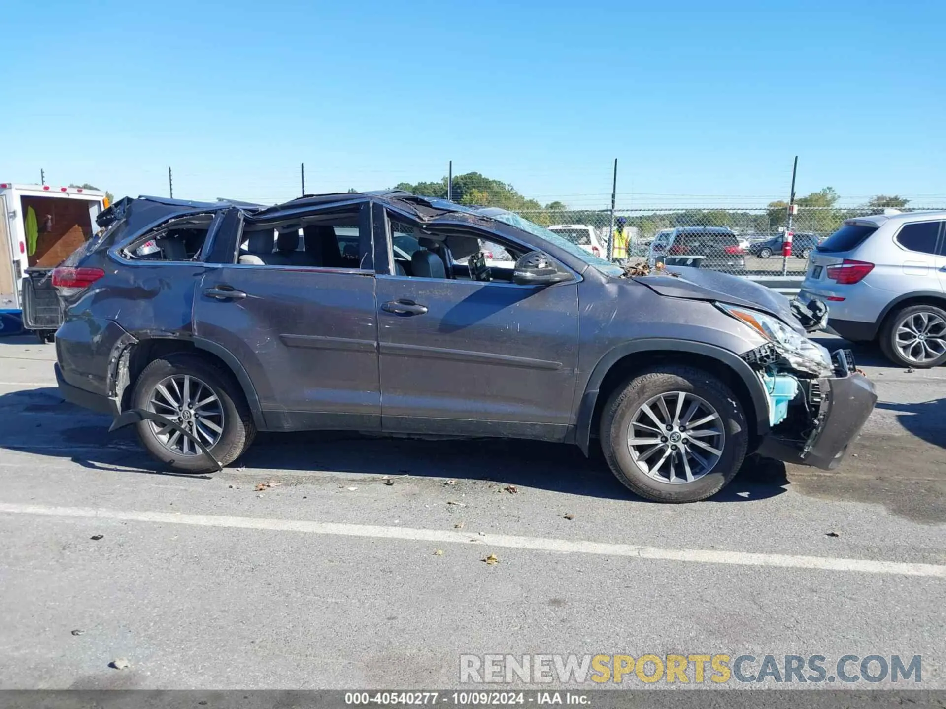 13 Photograph of a damaged car 5TDJZRFHXKS566873 TOYOTA HIGHLANDER 2019