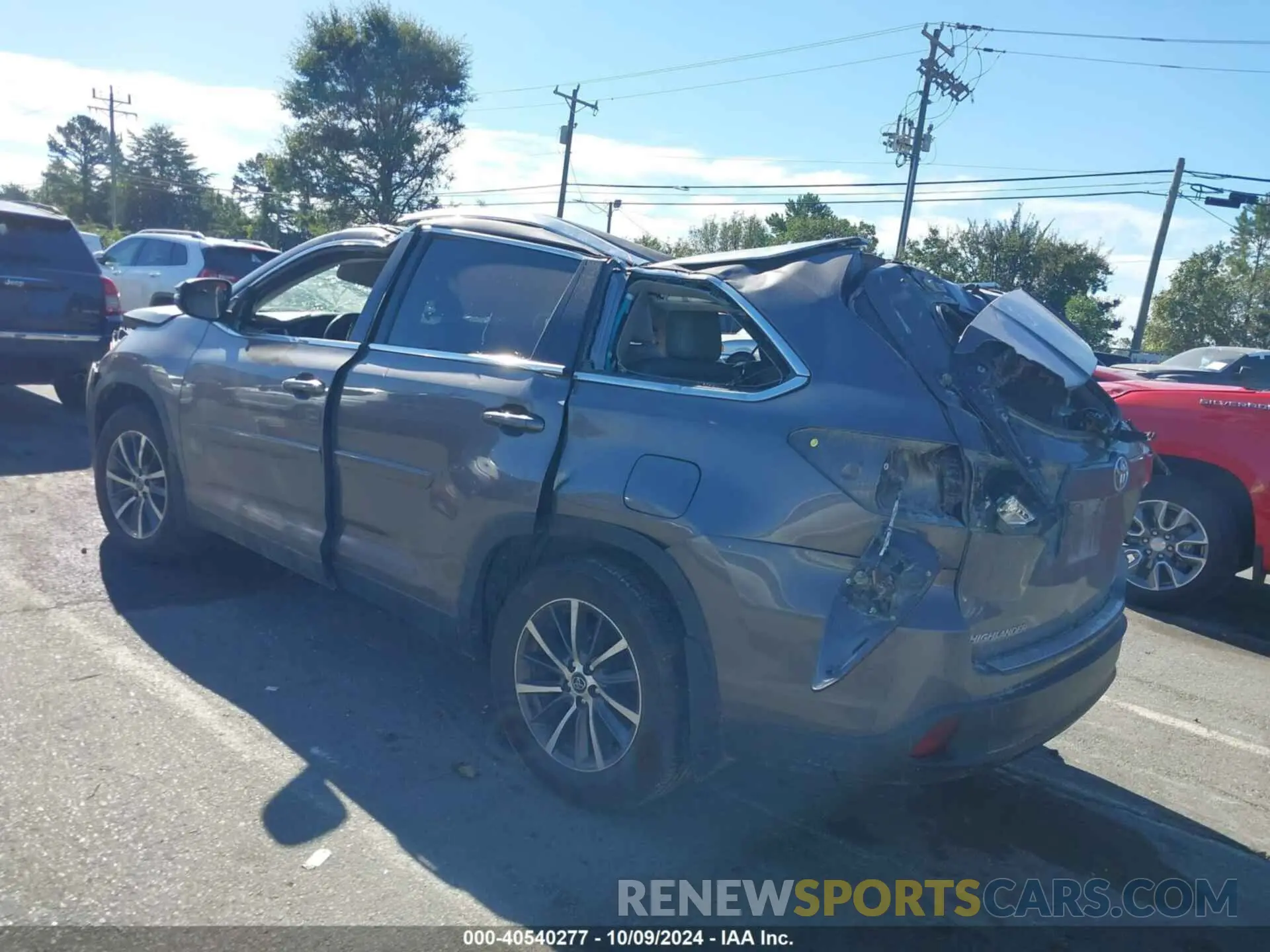 3 Photograph of a damaged car 5TDJZRFHXKS566873 TOYOTA HIGHLANDER 2019