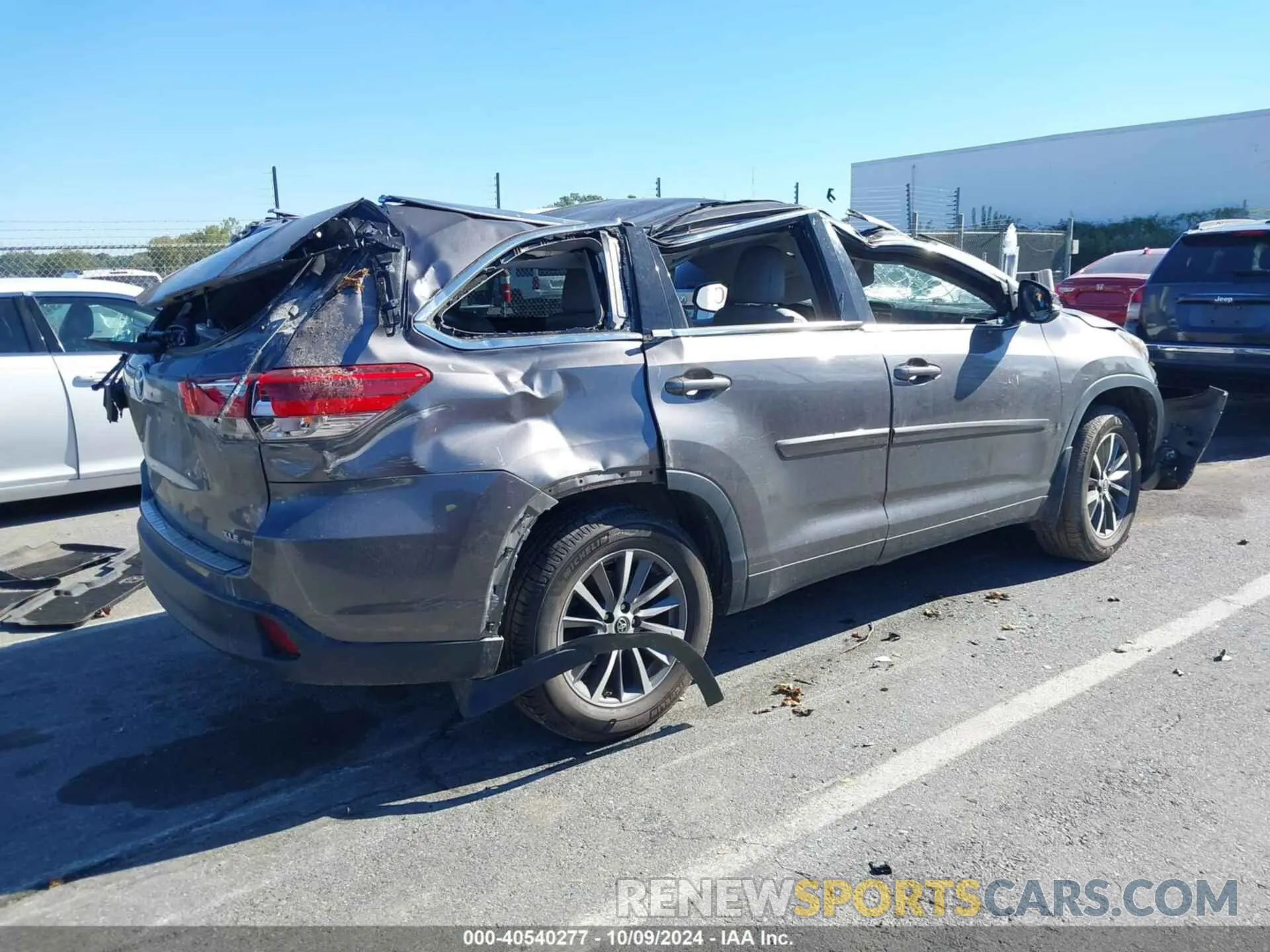 4 Photograph of a damaged car 5TDJZRFHXKS566873 TOYOTA HIGHLANDER 2019