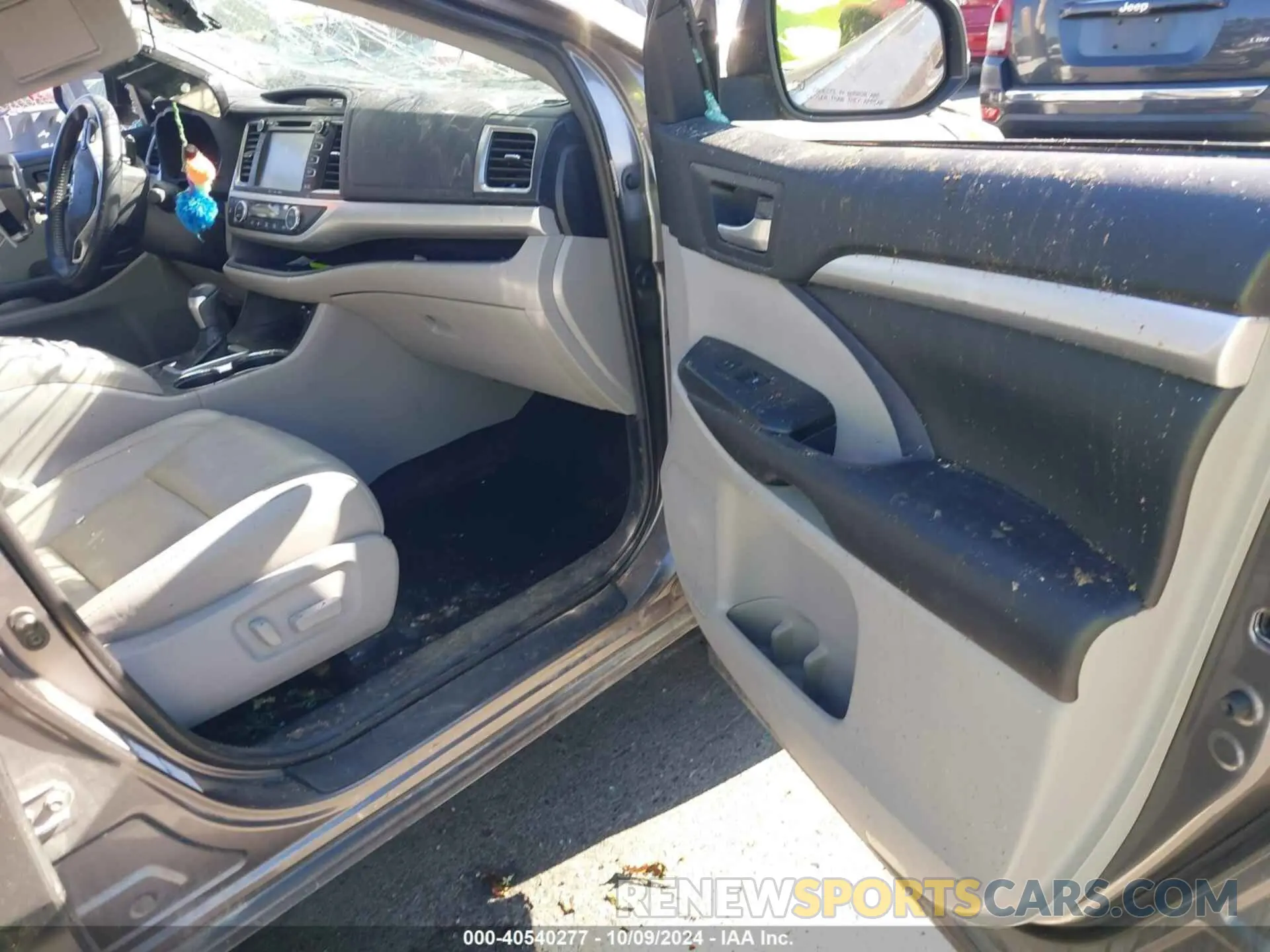 5 Photograph of a damaged car 5TDJZRFHXKS566873 TOYOTA HIGHLANDER 2019
