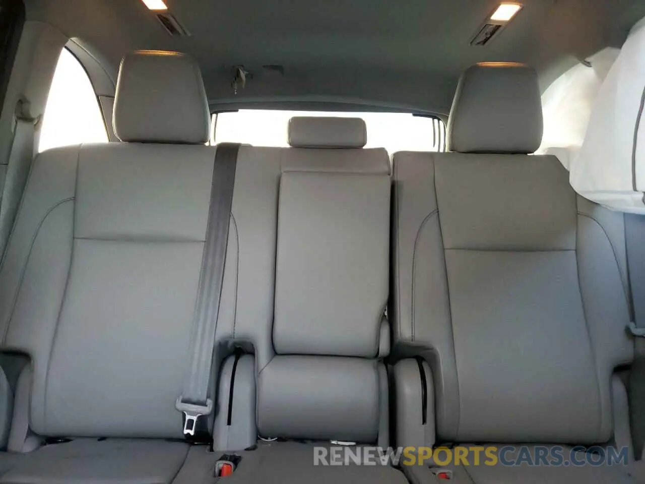 10 Photograph of a damaged car 5TDJZRFHXKS568333 TOYOTA HIGHLANDER 2019