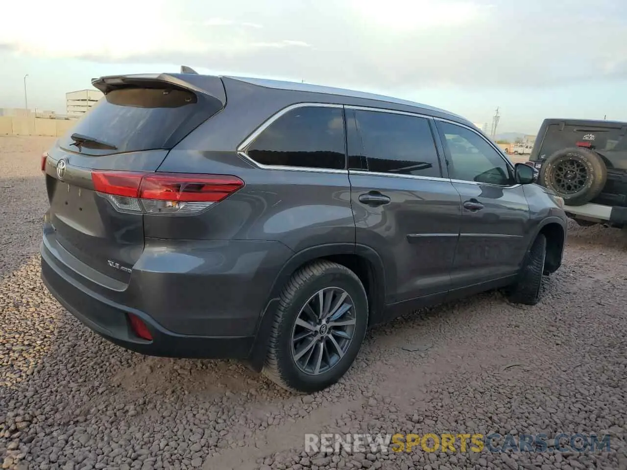 3 Photograph of a damaged car 5TDJZRFHXKS568333 TOYOTA HIGHLANDER 2019