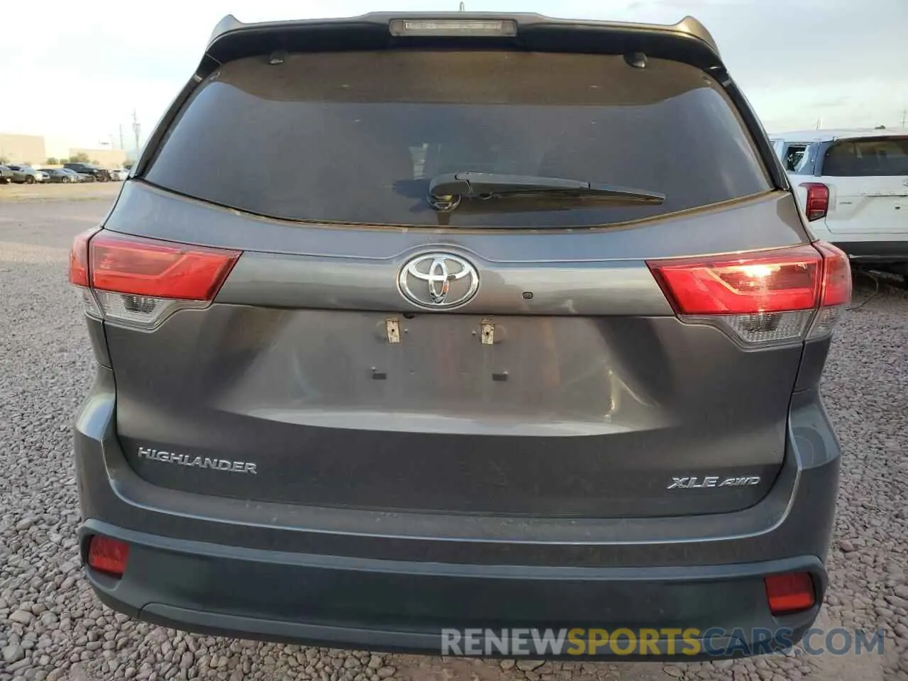 6 Photograph of a damaged car 5TDJZRFHXKS568333 TOYOTA HIGHLANDER 2019