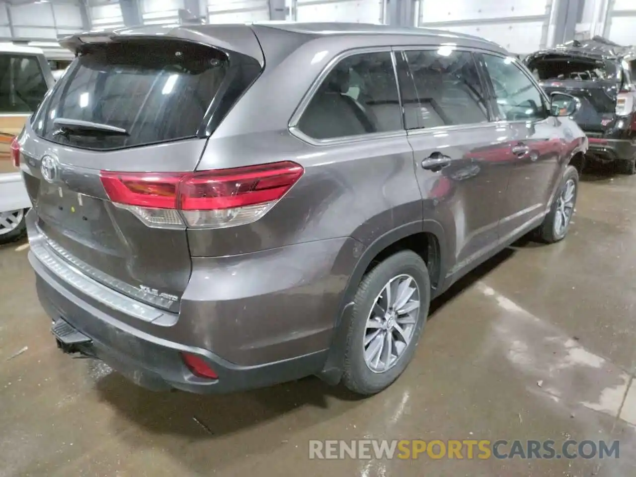 4 Photograph of a damaged car 5TDJZRFHXKS569241 TOYOTA HIGHLANDER 2019