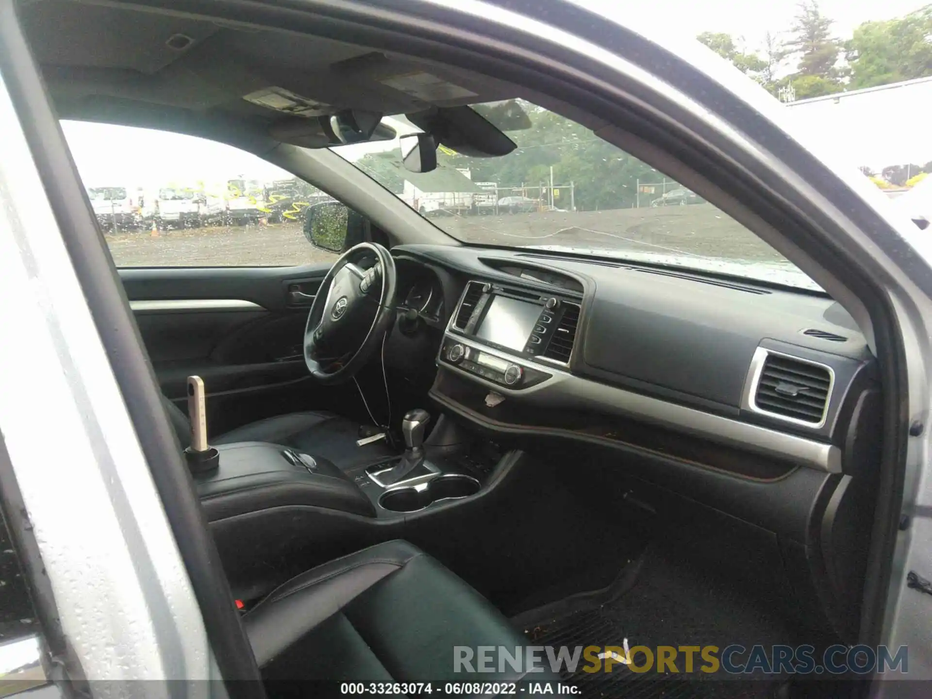 5 Photograph of a damaged car 5TDJZRFHXKS570938 TOYOTA HIGHLANDER 2019