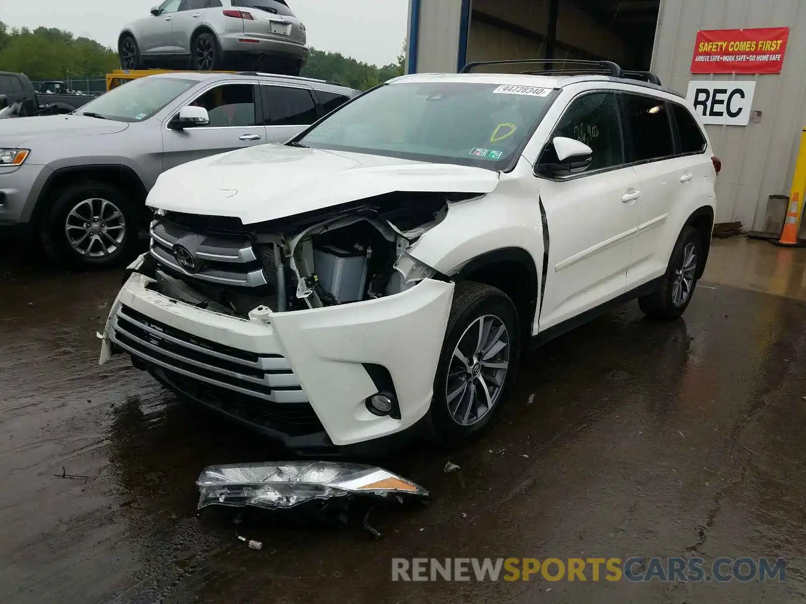 2 Photograph of a damaged car 5TDJZRFHXKS572771 TOYOTA HIGHLANDER 2019