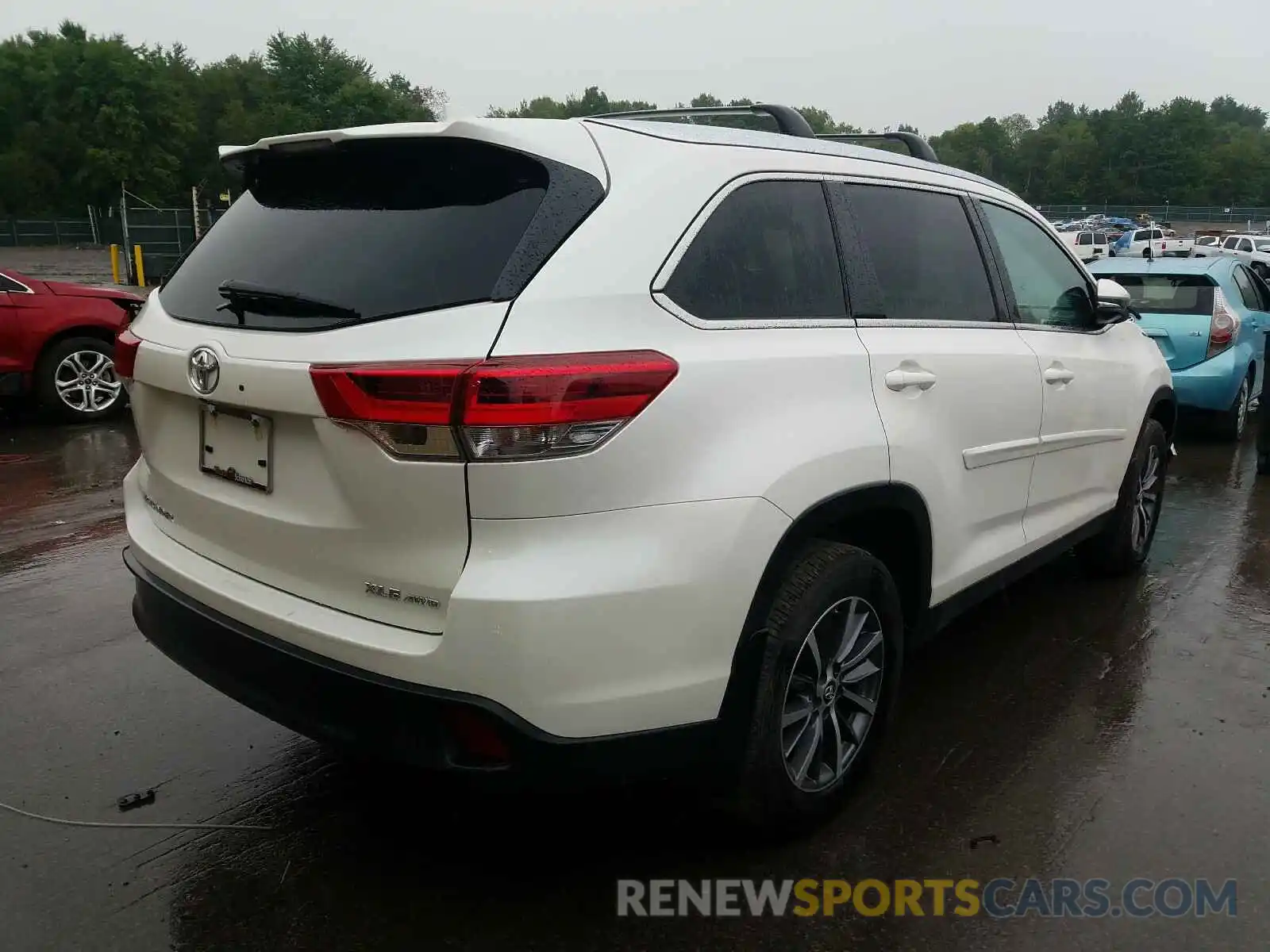 4 Photograph of a damaged car 5TDJZRFHXKS572771 TOYOTA HIGHLANDER 2019