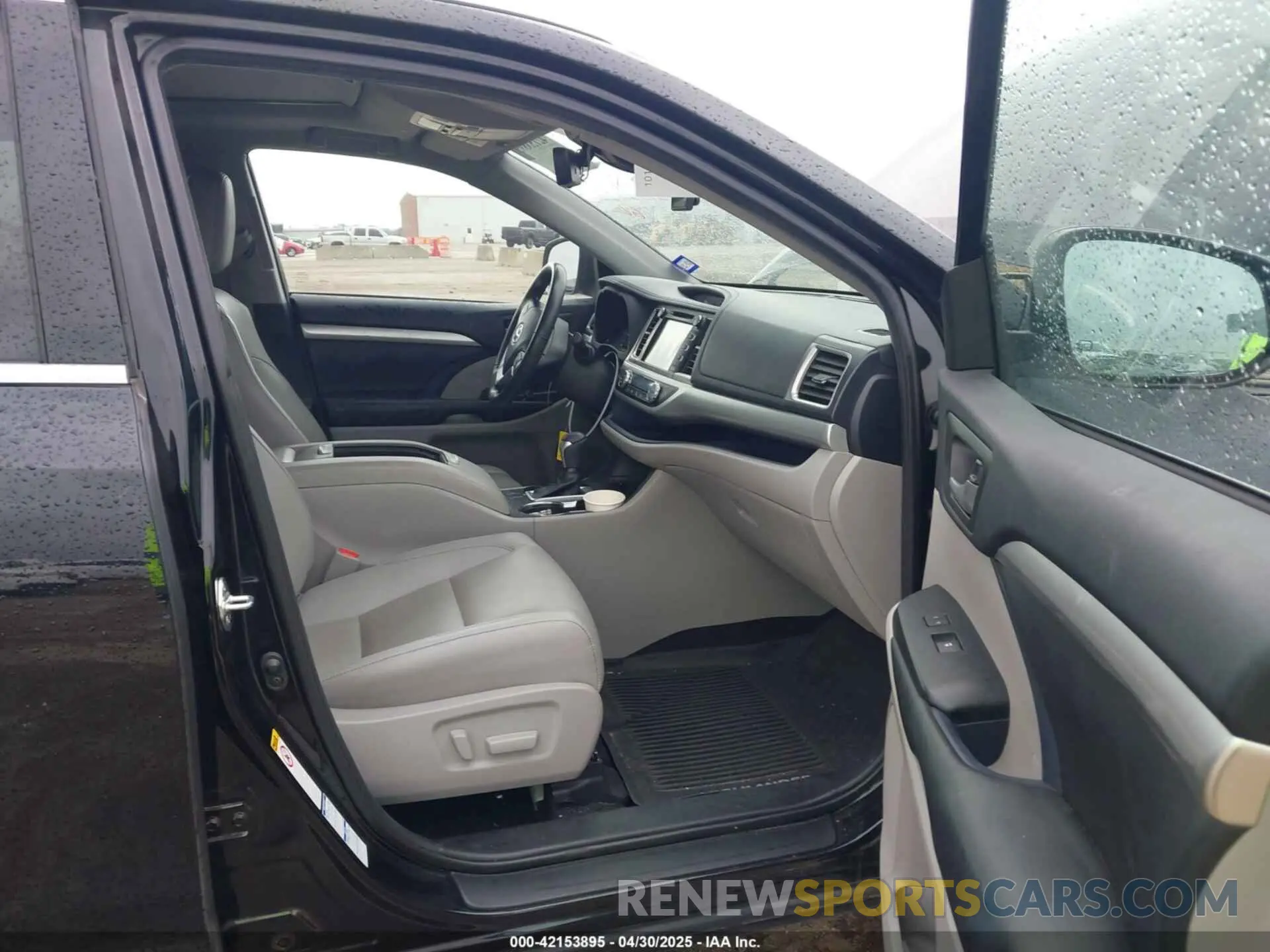 5 Photograph of a damaged car 5TDJZRFHXKS573838 TOYOTA HIGHLANDER 2019