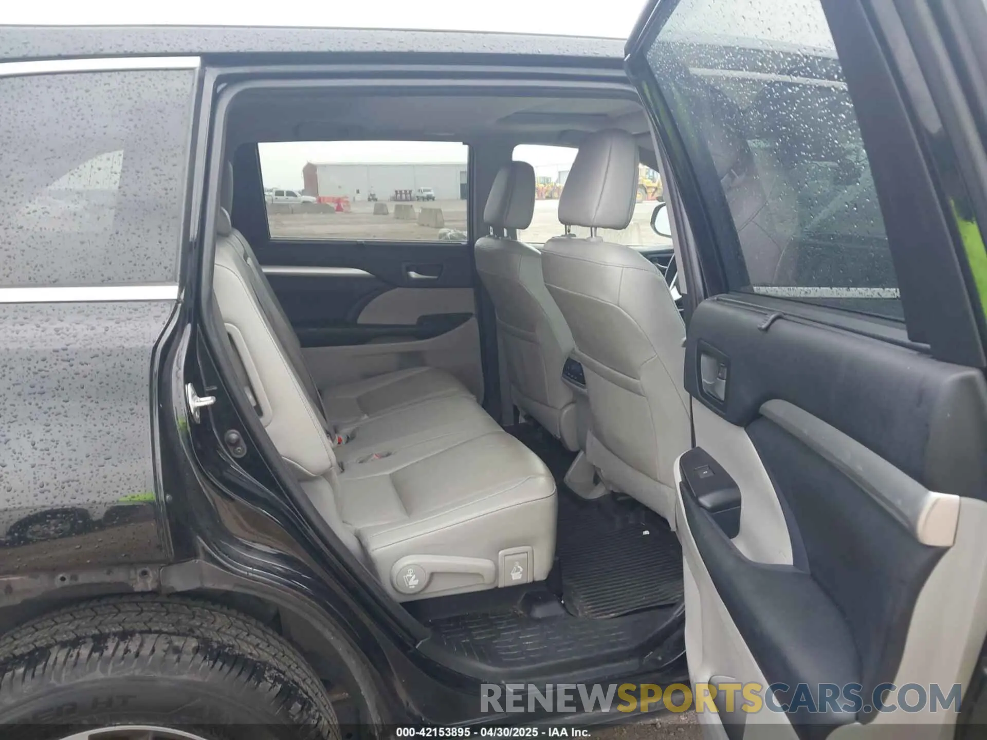 8 Photograph of a damaged car 5TDJZRFHXKS573838 TOYOTA HIGHLANDER 2019