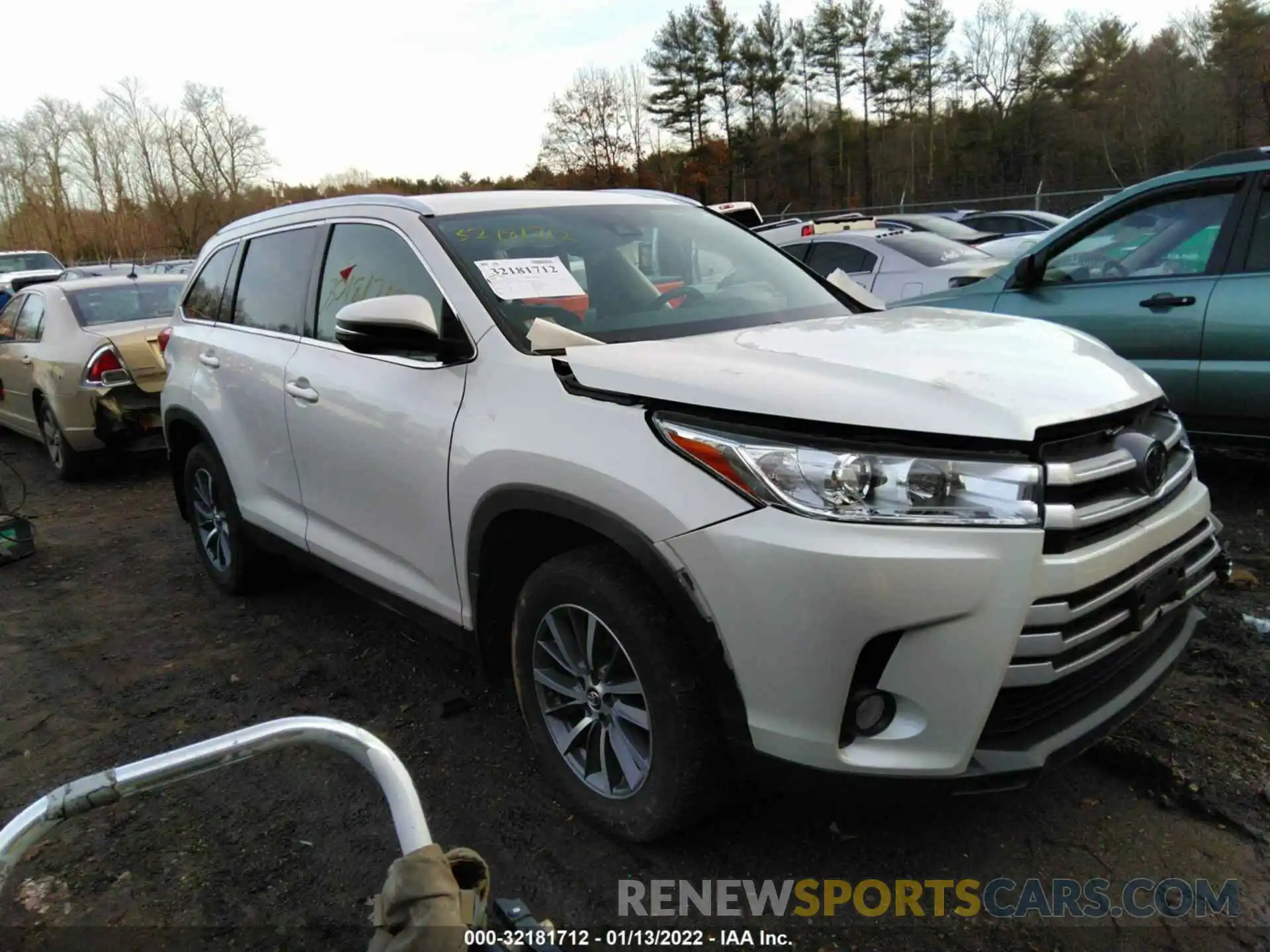 1 Photograph of a damaged car 5TDJZRFHXKS576996 TOYOTA HIGHLANDER 2019