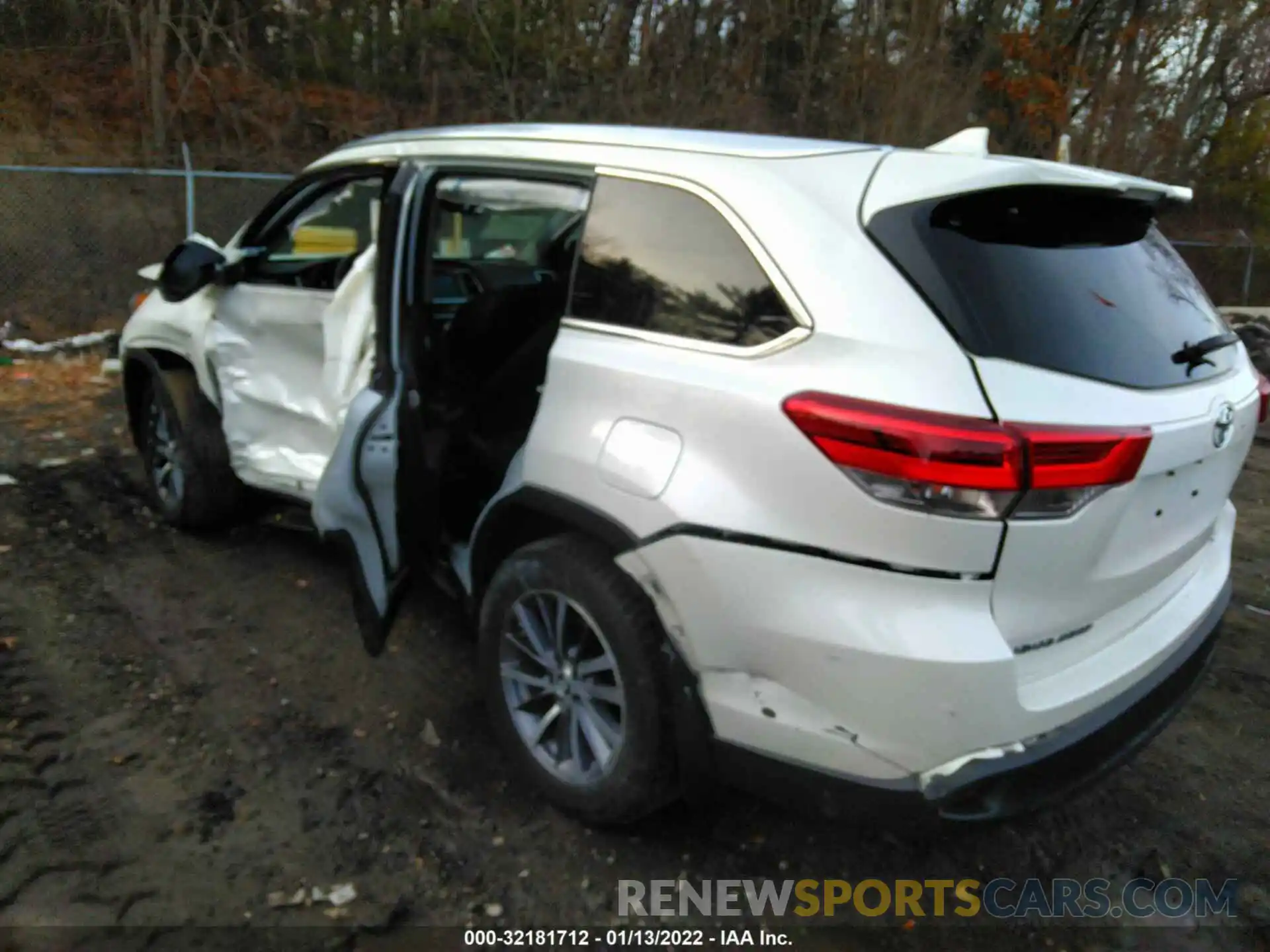 3 Photograph of a damaged car 5TDJZRFHXKS576996 TOYOTA HIGHLANDER 2019