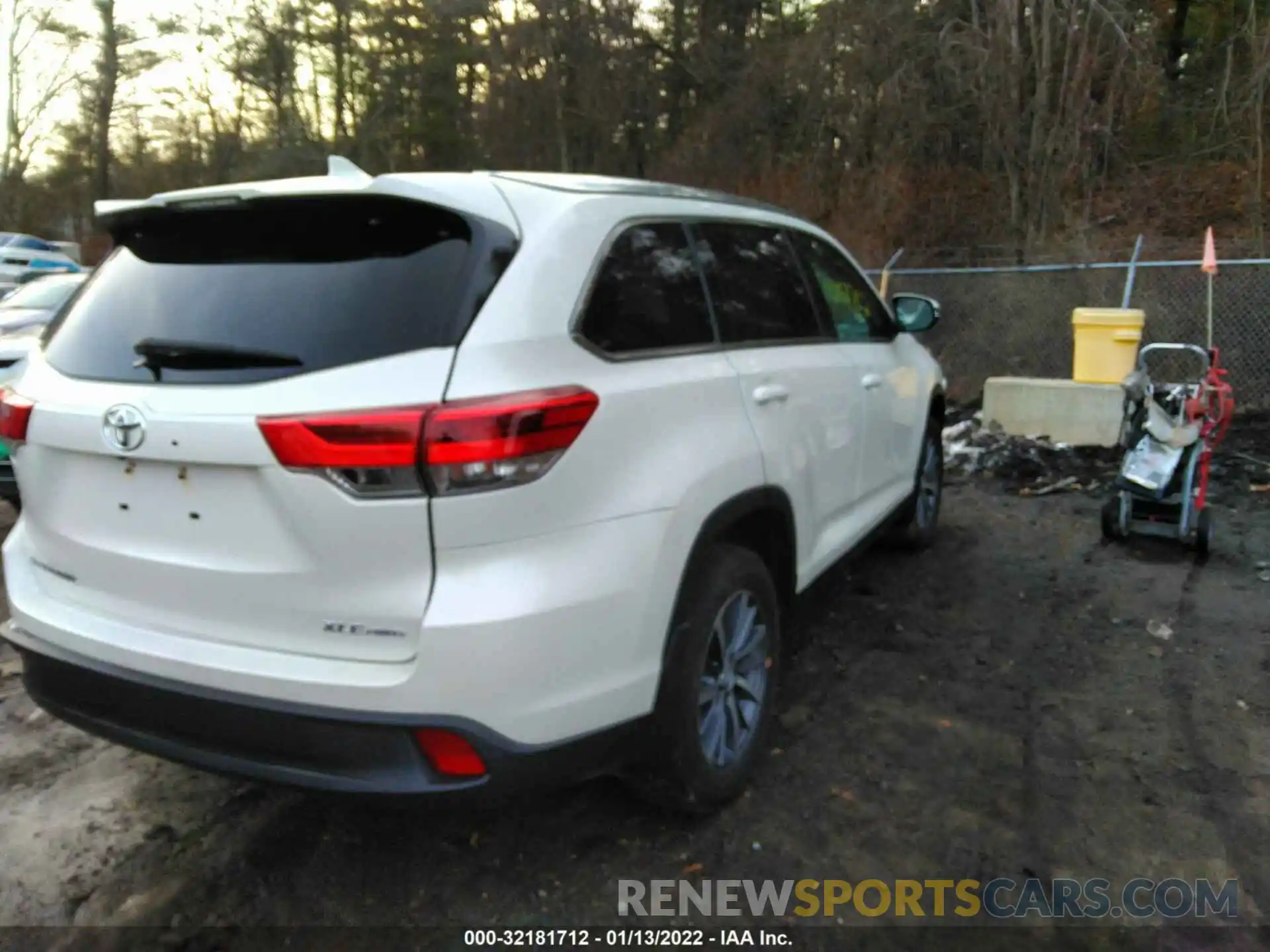 4 Photograph of a damaged car 5TDJZRFHXKS576996 TOYOTA HIGHLANDER 2019