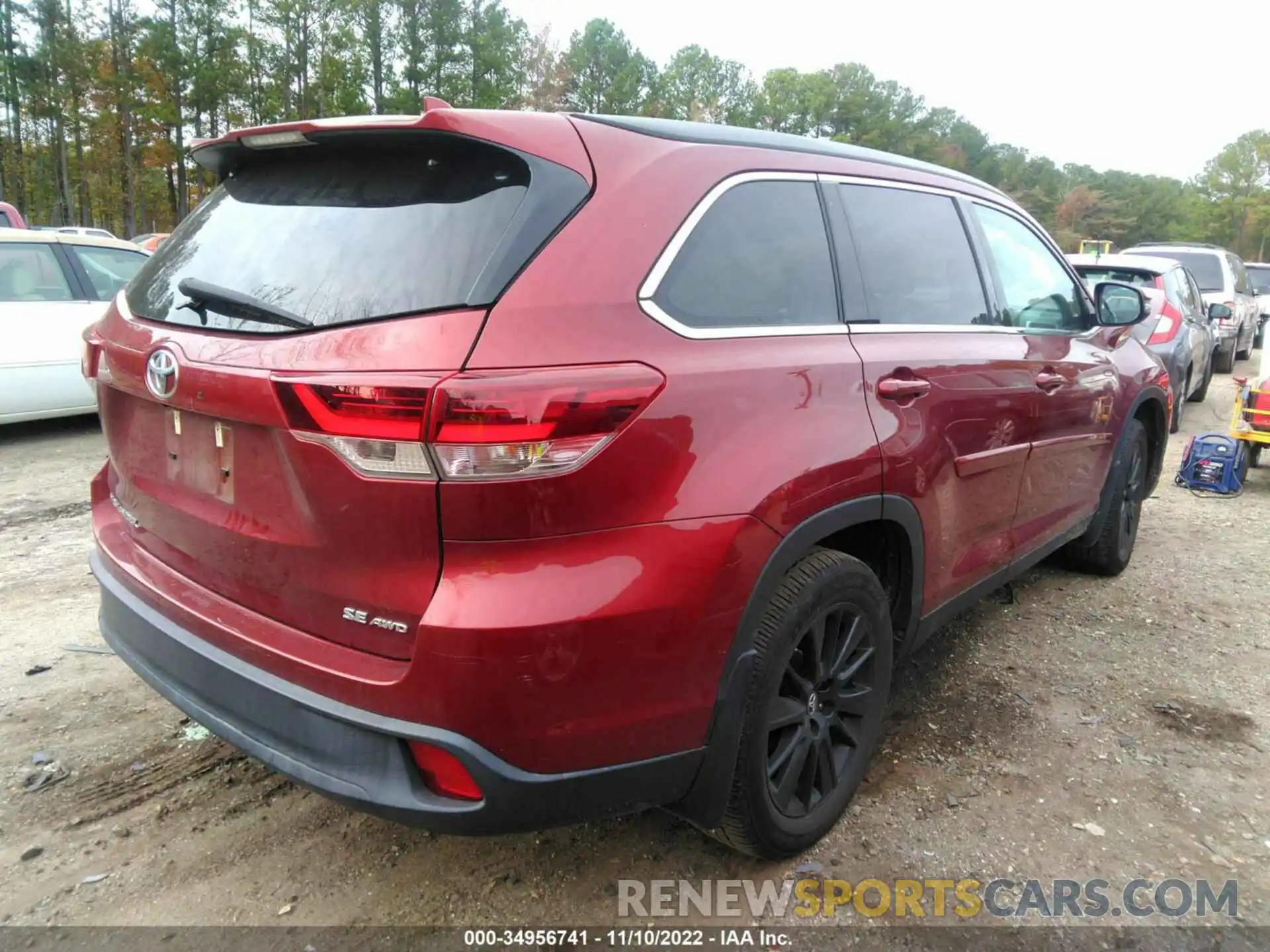 4 Photograph of a damaged car 5TDJZRFHXKS579011 TOYOTA HIGHLANDER 2019