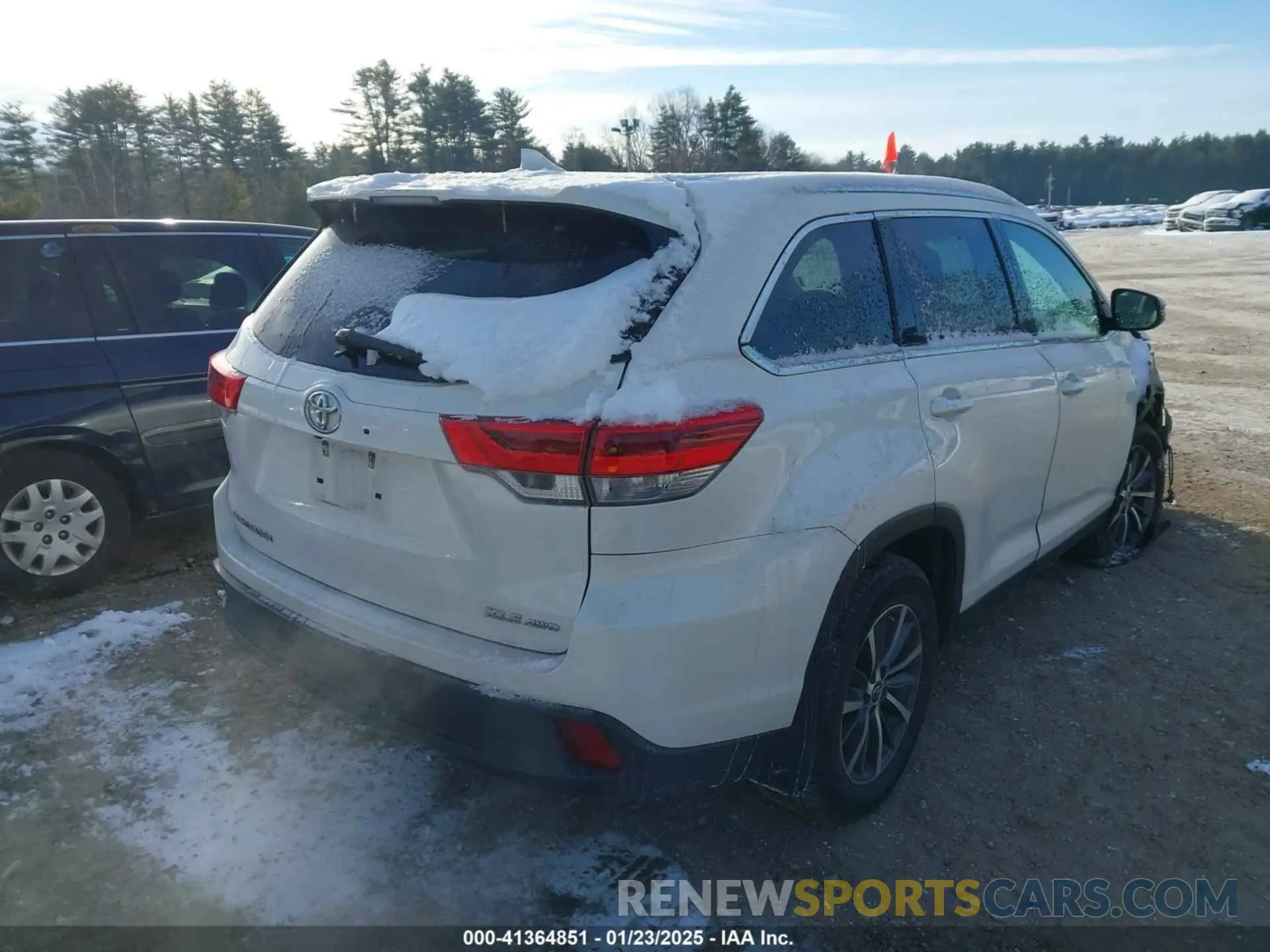4 Photograph of a damaged car 5TDJZRFHXKS580790 TOYOTA HIGHLANDER 2019