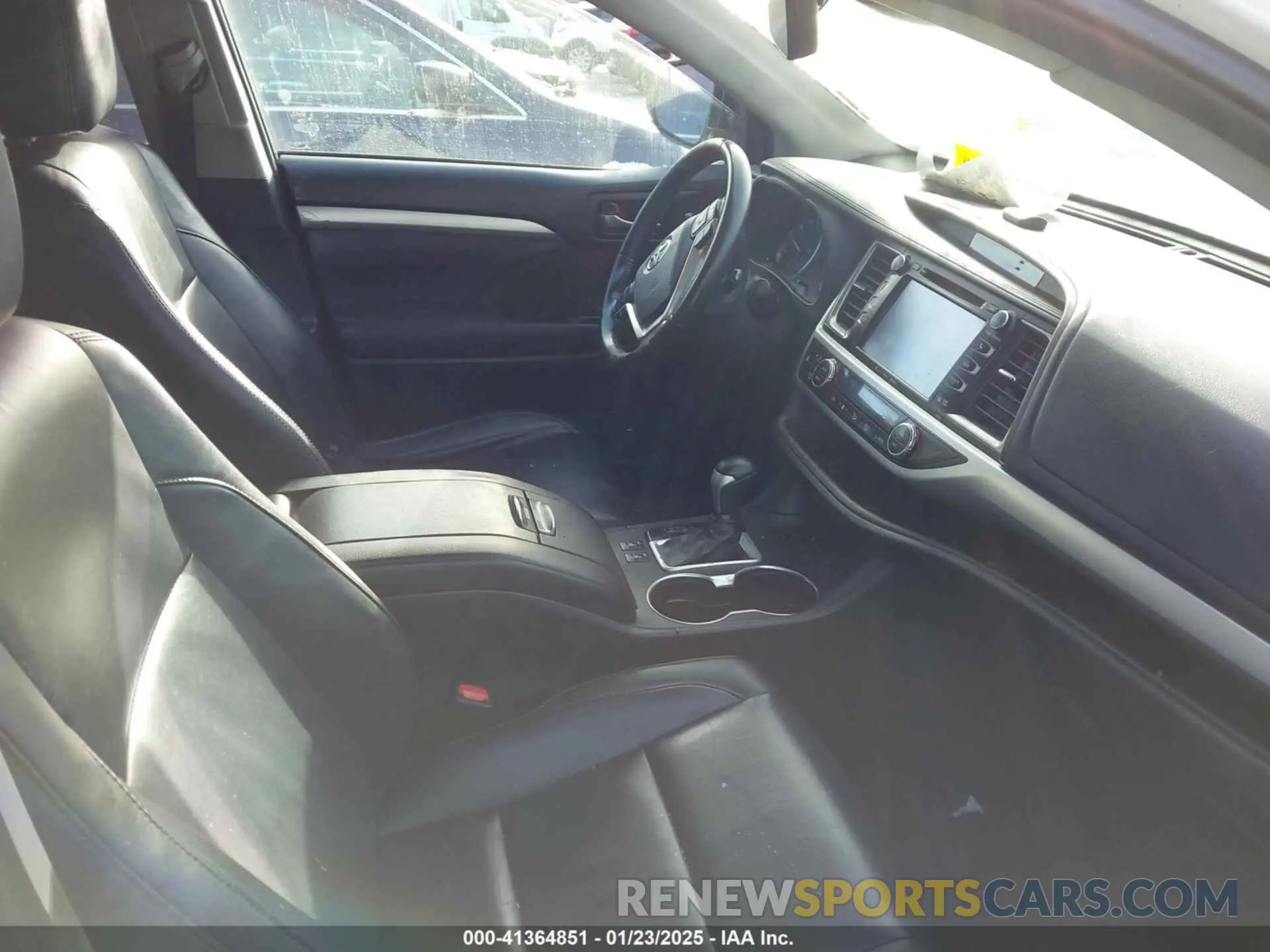 5 Photograph of a damaged car 5TDJZRFHXKS580790 TOYOTA HIGHLANDER 2019
