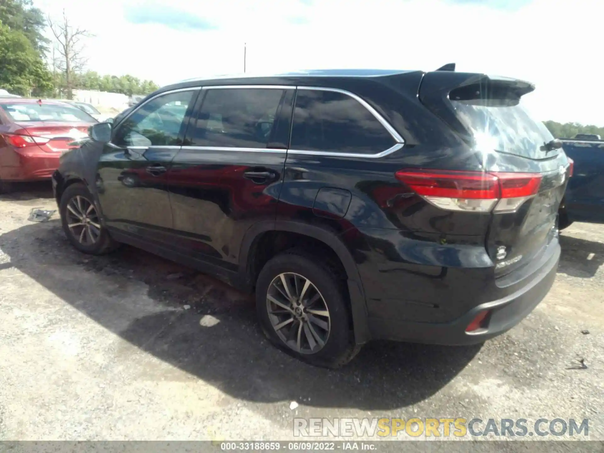 3 Photograph of a damaged car 5TDJZRFHXKS584838 TOYOTA HIGHLANDER 2019