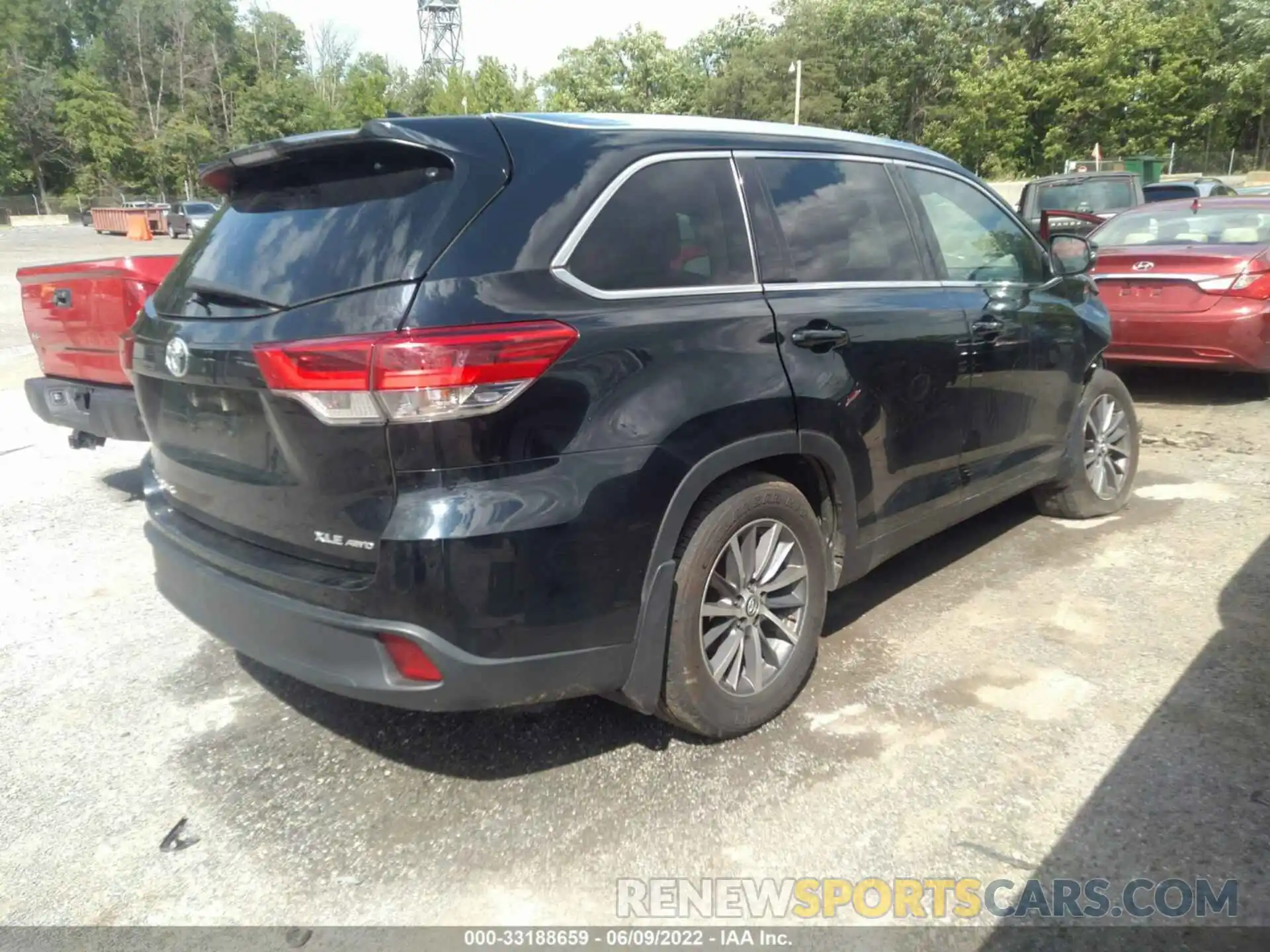 4 Photograph of a damaged car 5TDJZRFHXKS584838 TOYOTA HIGHLANDER 2019