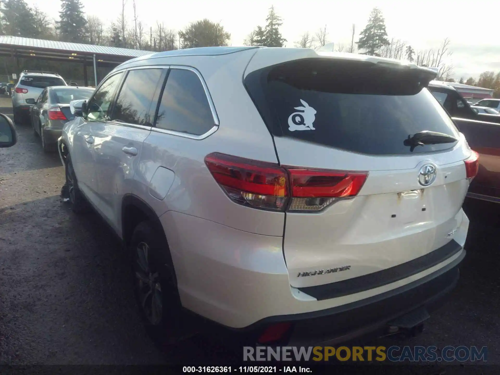 3 Photograph of a damaged car 5TDJZRFHXKS589893 TOYOTA HIGHLANDER 2019