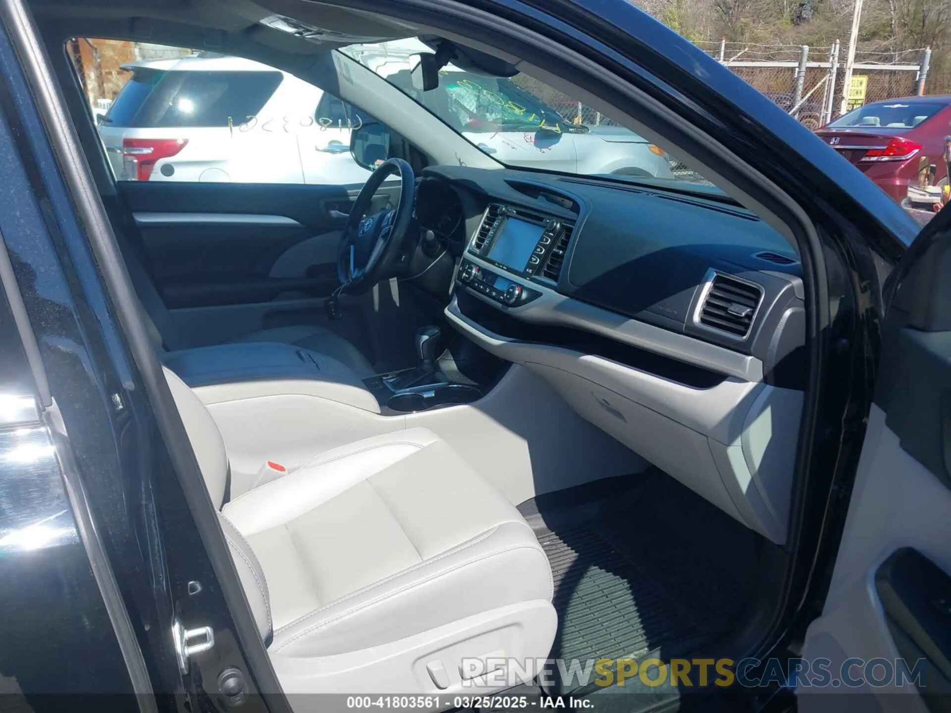 5 Photograph of a damaged car 5TDJZRFHXKS592342 TOYOTA HIGHLANDER 2019