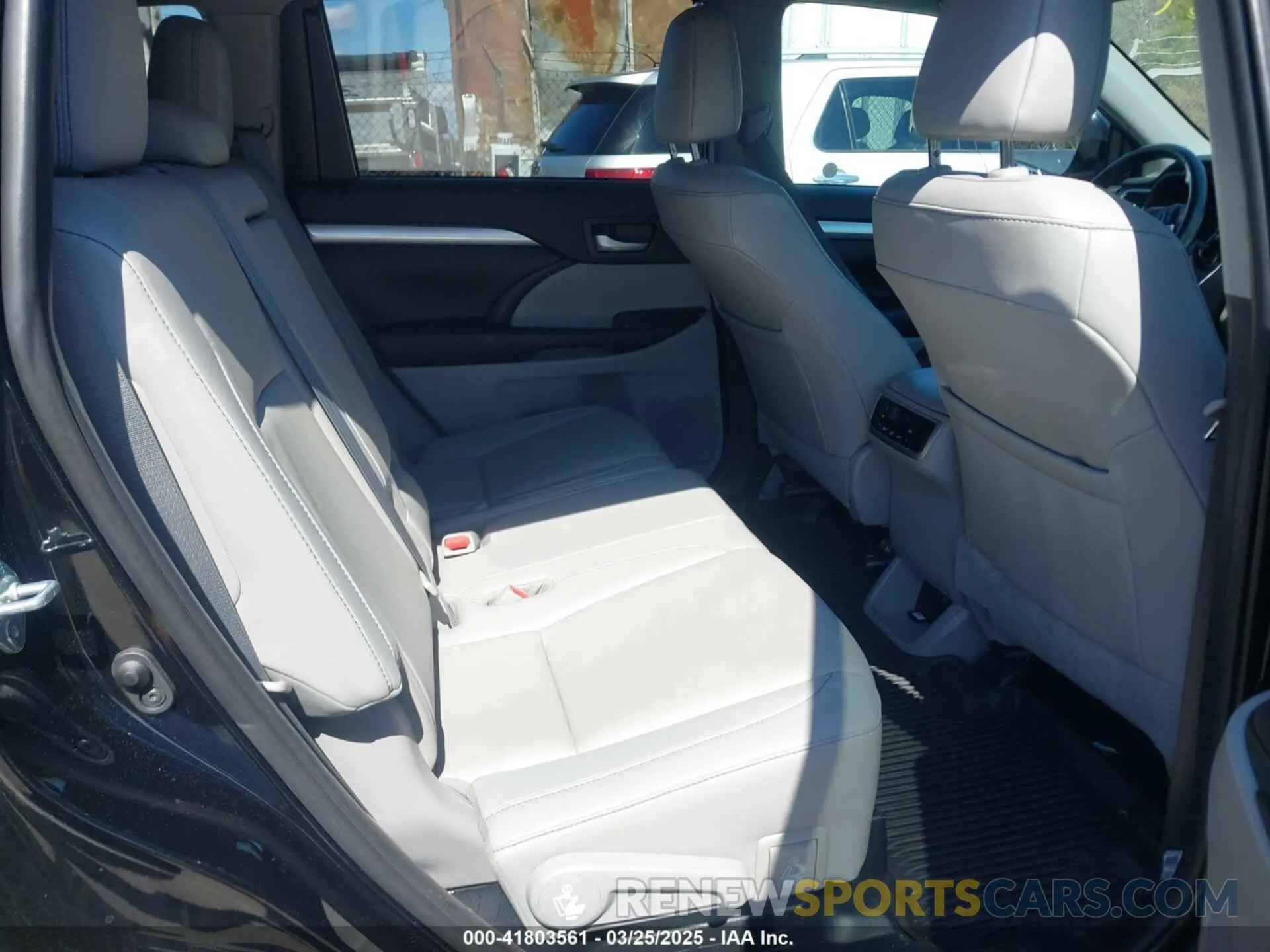 8 Photograph of a damaged car 5TDJZRFHXKS592342 TOYOTA HIGHLANDER 2019
