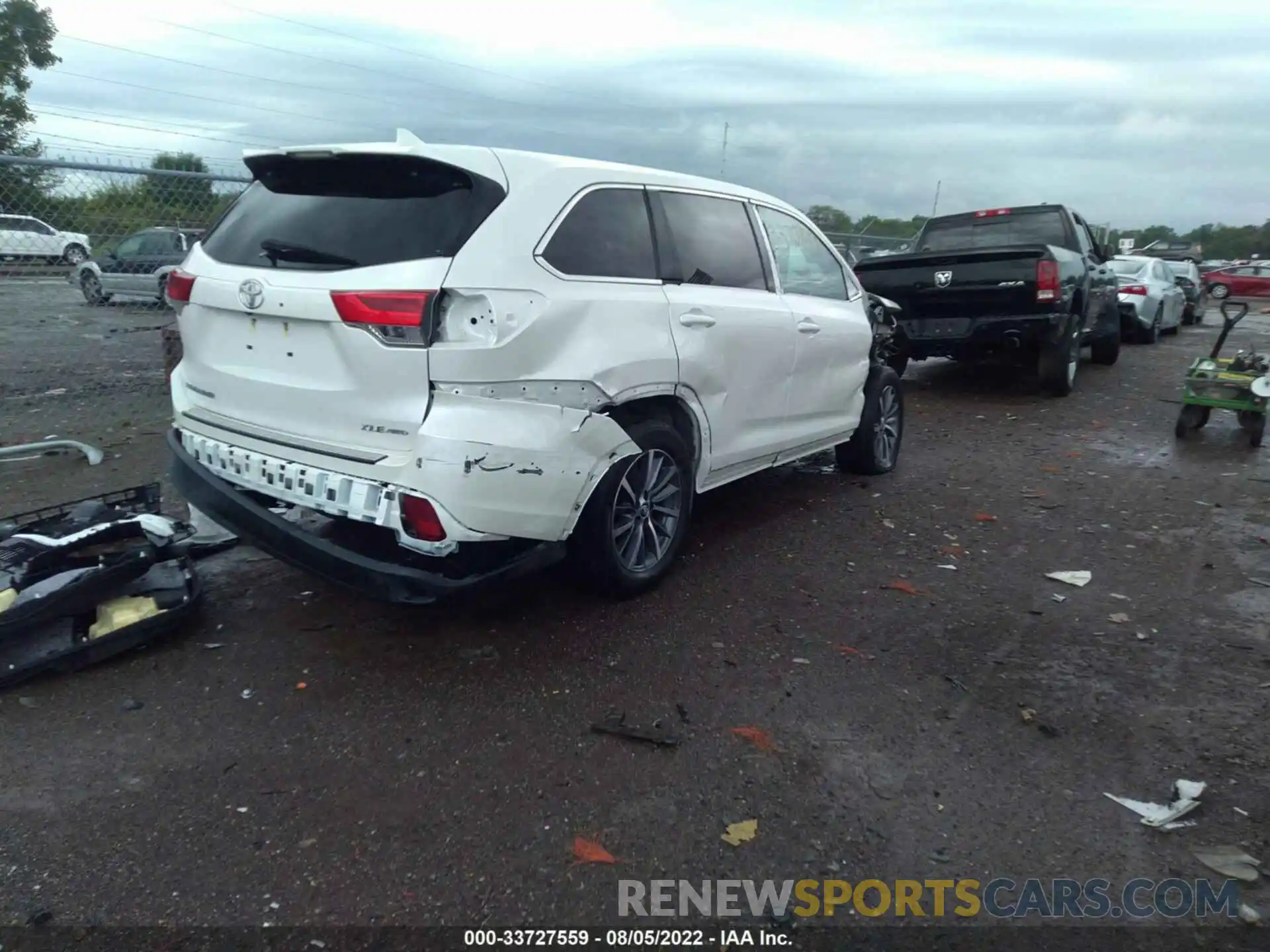 4 Photograph of a damaged car 5TDJZRFHXKS593958 TOYOTA HIGHLANDER 2019