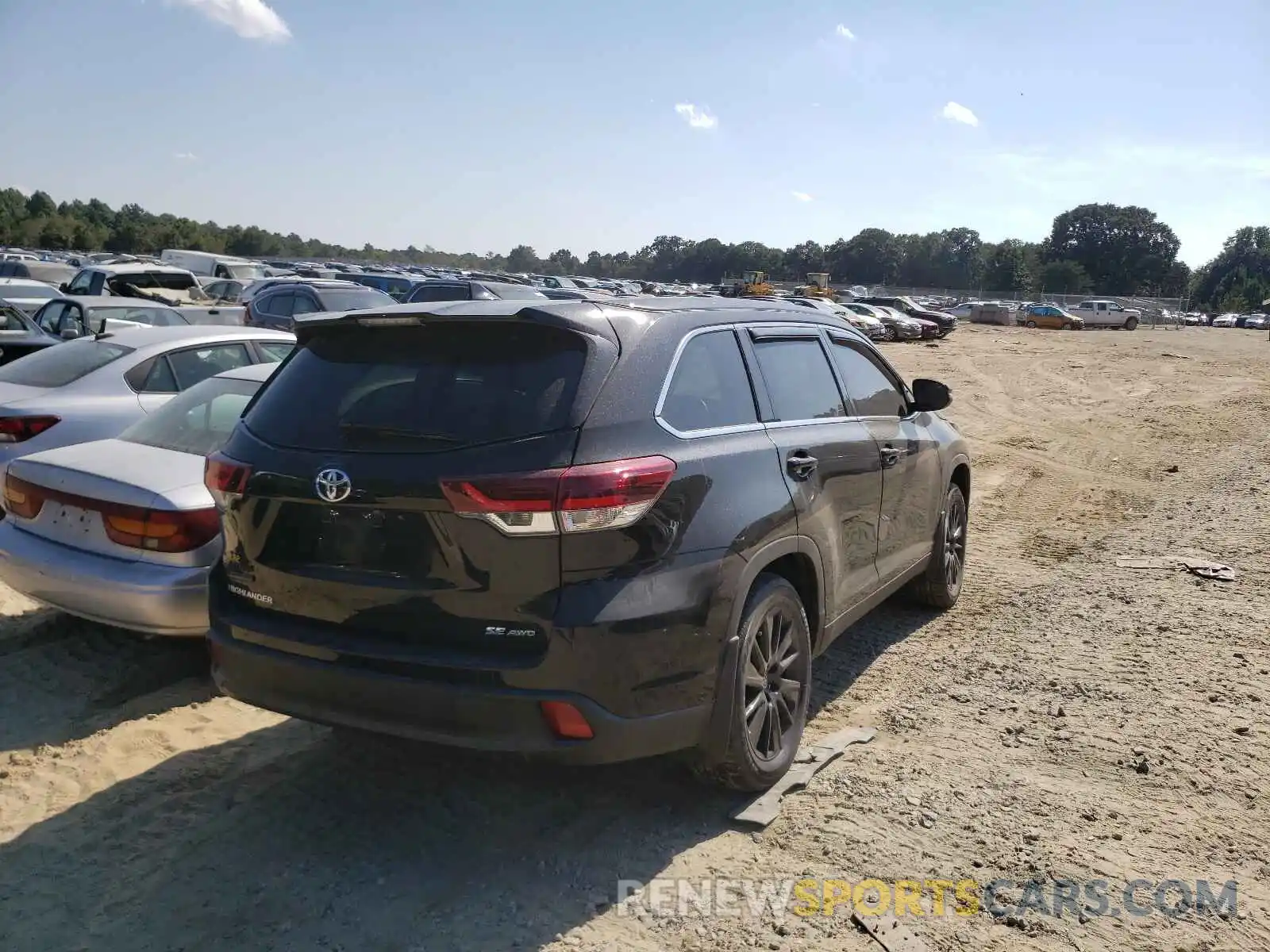 4 Photograph of a damaged car 5TDJZRFHXKS599226 TOYOTA HIGHLANDER 2019