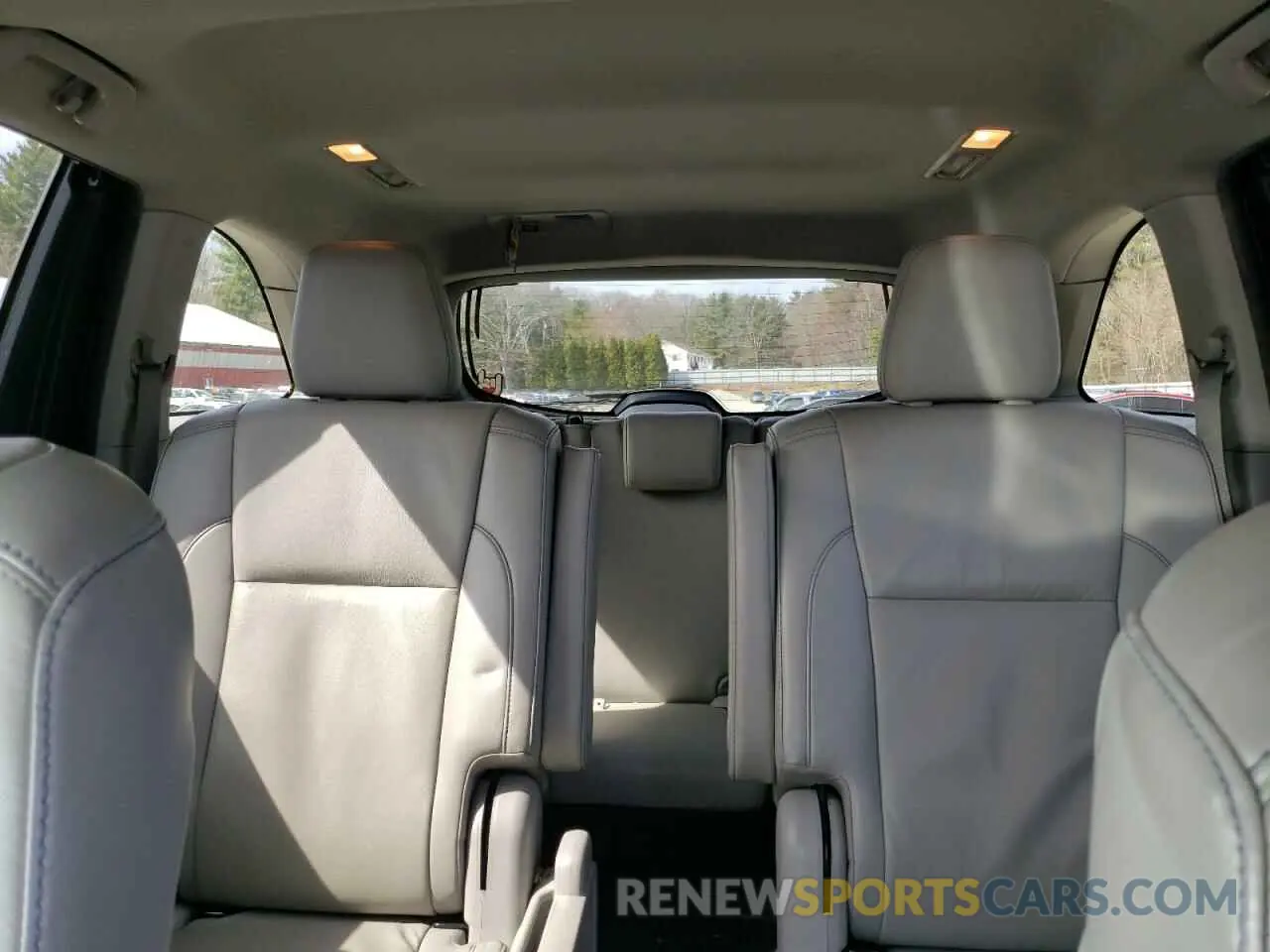 10 Photograph of a damaged car 5TDJZRFHXKS603646 TOYOTA HIGHLANDER 2019