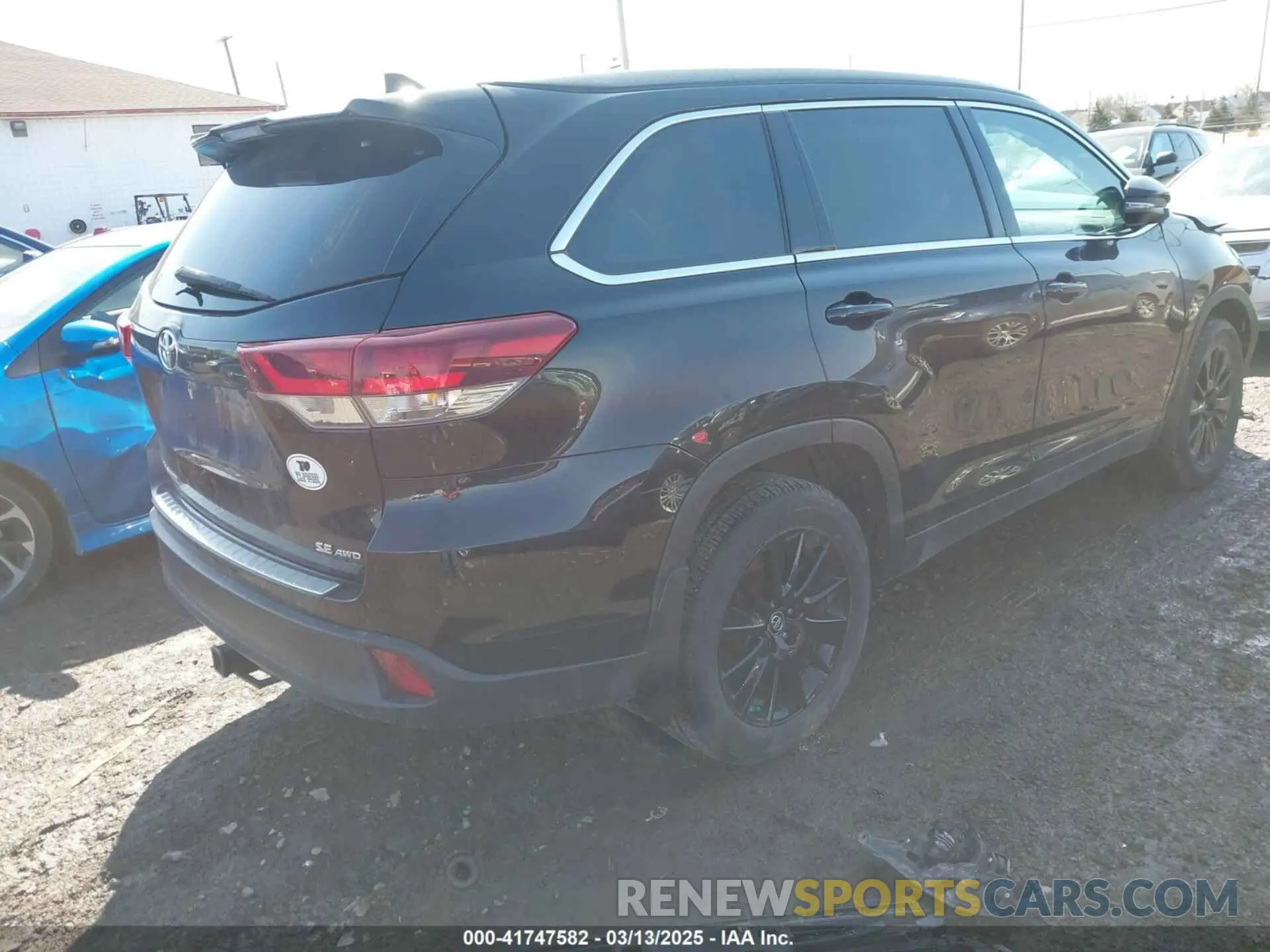 4 Photograph of a damaged car 5TDJZRFHXKS606028 TOYOTA HIGHLANDER 2019