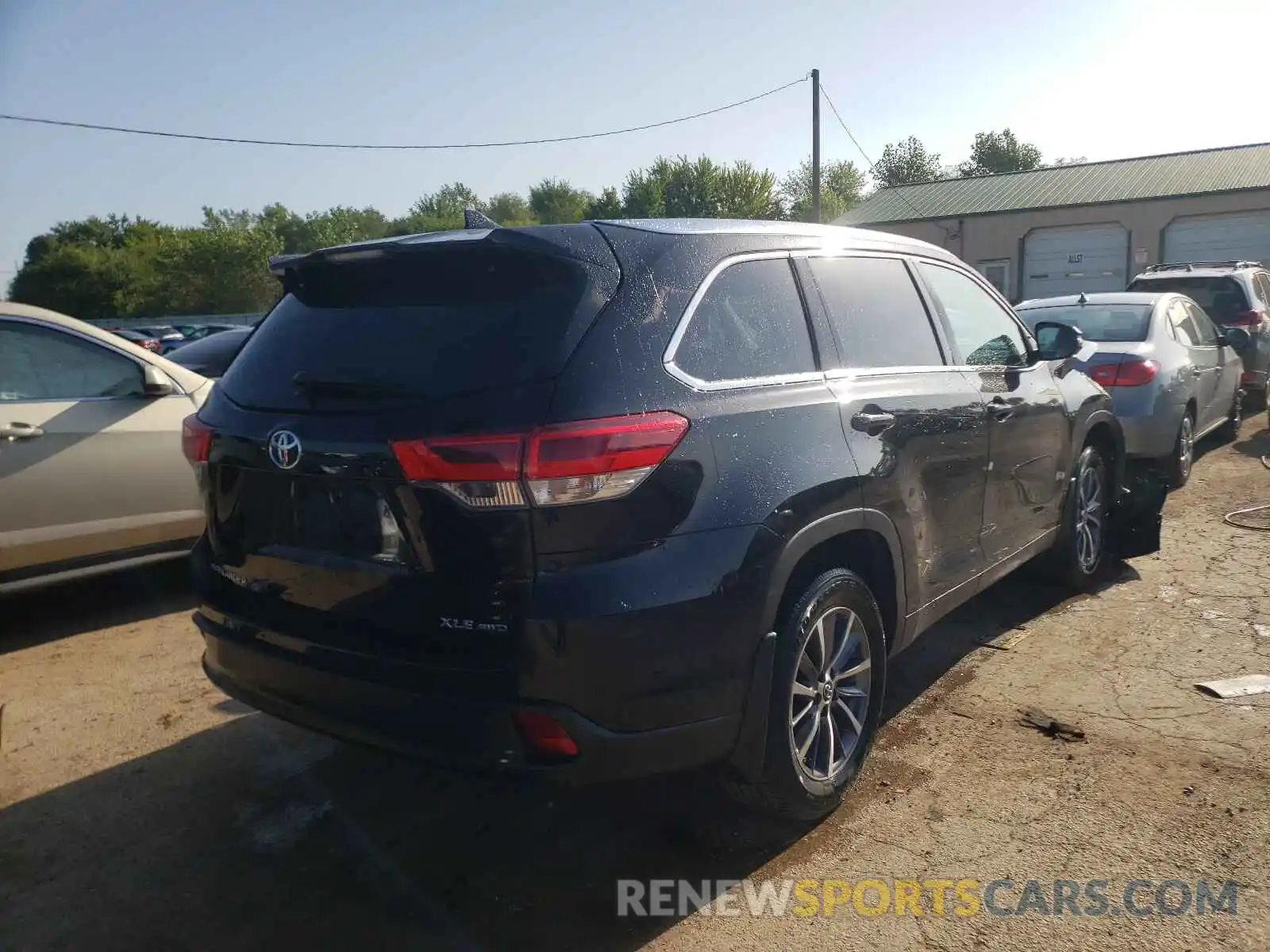 4 Photograph of a damaged car 5TDJZRFHXKS615506 TOYOTA HIGHLANDER 2019