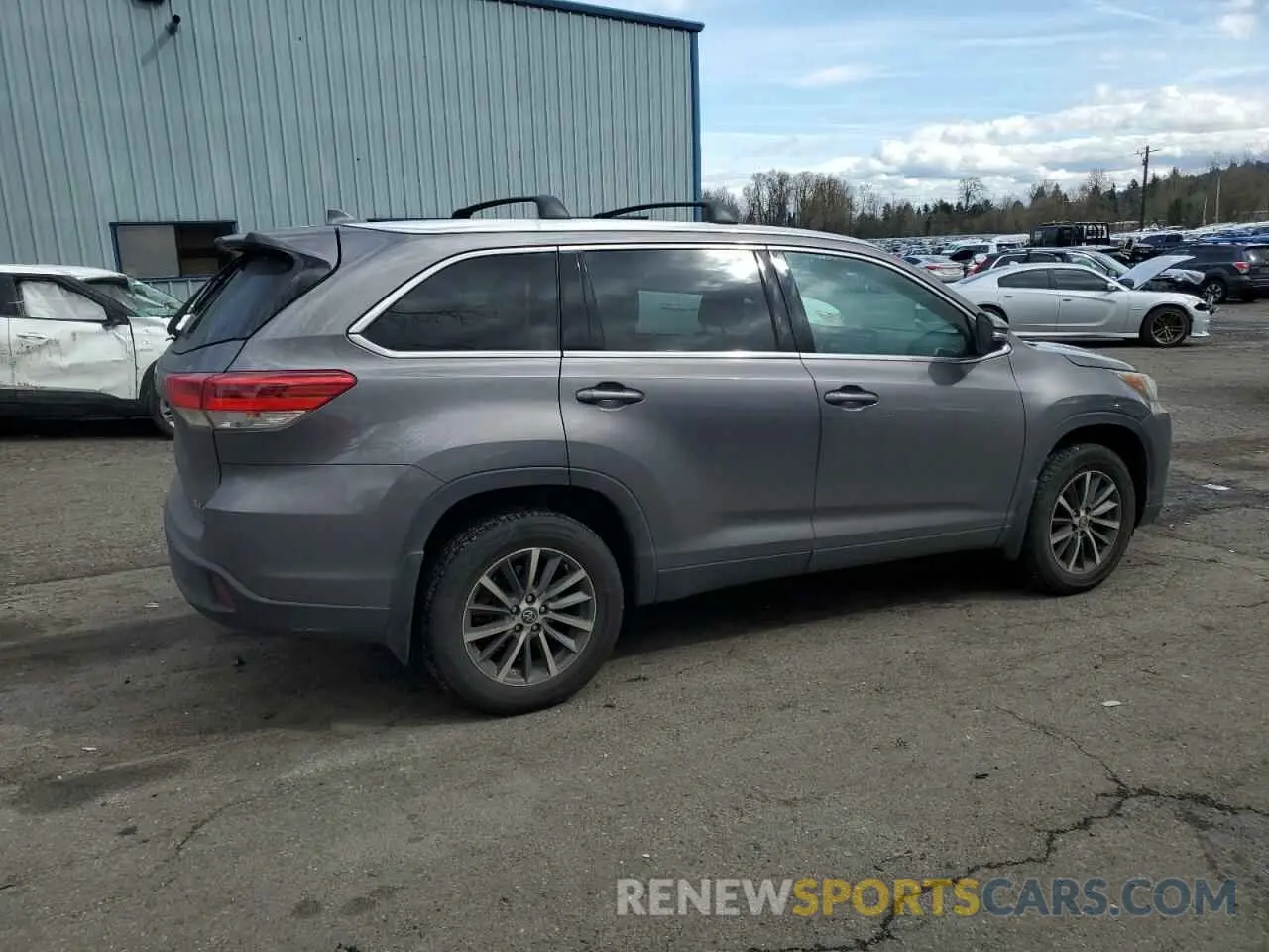 3 Photograph of a damaged car 5TDJZRFHXKS615571 TOYOTA HIGHLANDER 2019