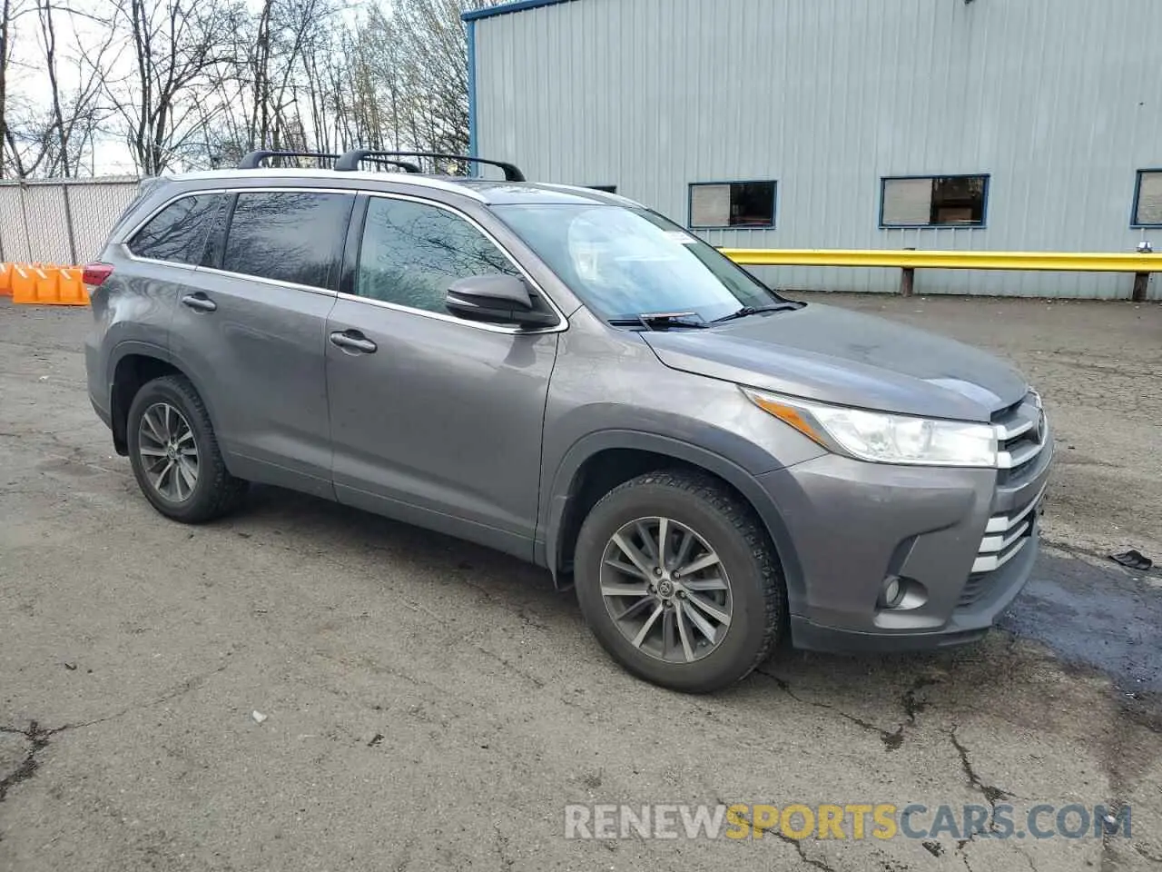 4 Photograph of a damaged car 5TDJZRFHXKS615571 TOYOTA HIGHLANDER 2019