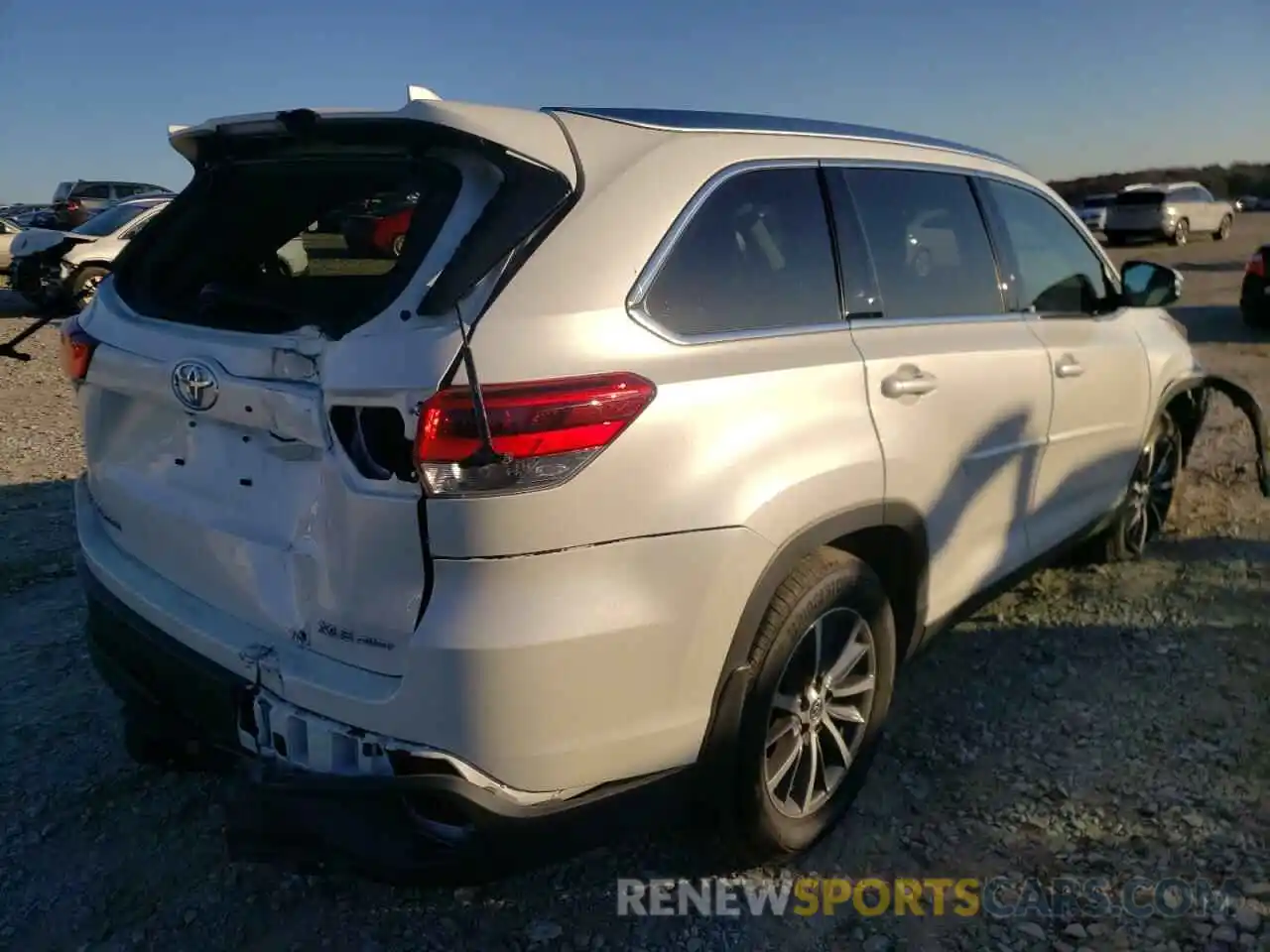 4 Photograph of a damaged car 5TDJZRFHXKS621953 TOYOTA HIGHLANDER 2019