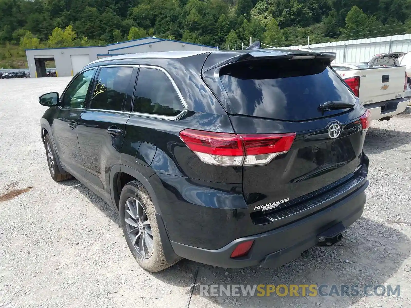 3 Photograph of a damaged car 5TDJZRFHXKS624514 TOYOTA HIGHLANDER 2019